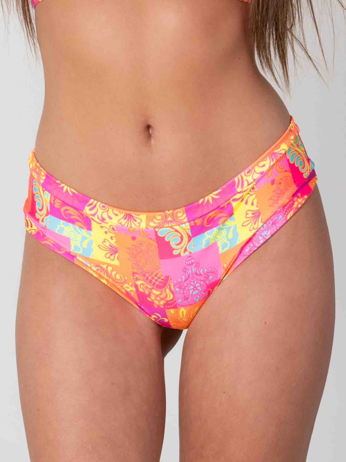 Bottom de Bikini Daikiri Mujer Calzón Pretina Ancha Sin Elasticos Patchwork Naranjo Flúor Protección UV50+ Delante