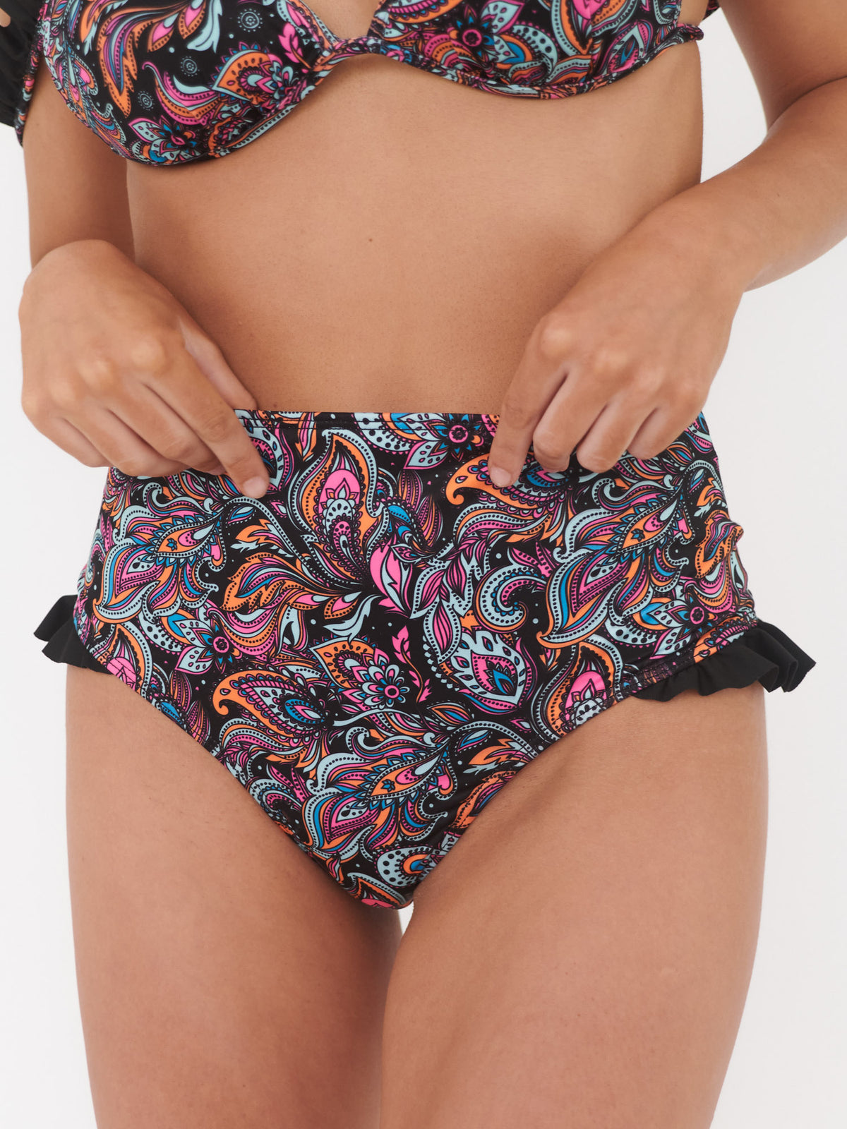 Bottom de Bikini Daikiri Mujer Calzón Tiro Alto Vuelos Bulgaro Negro Flúor Protección UV50+ Delante