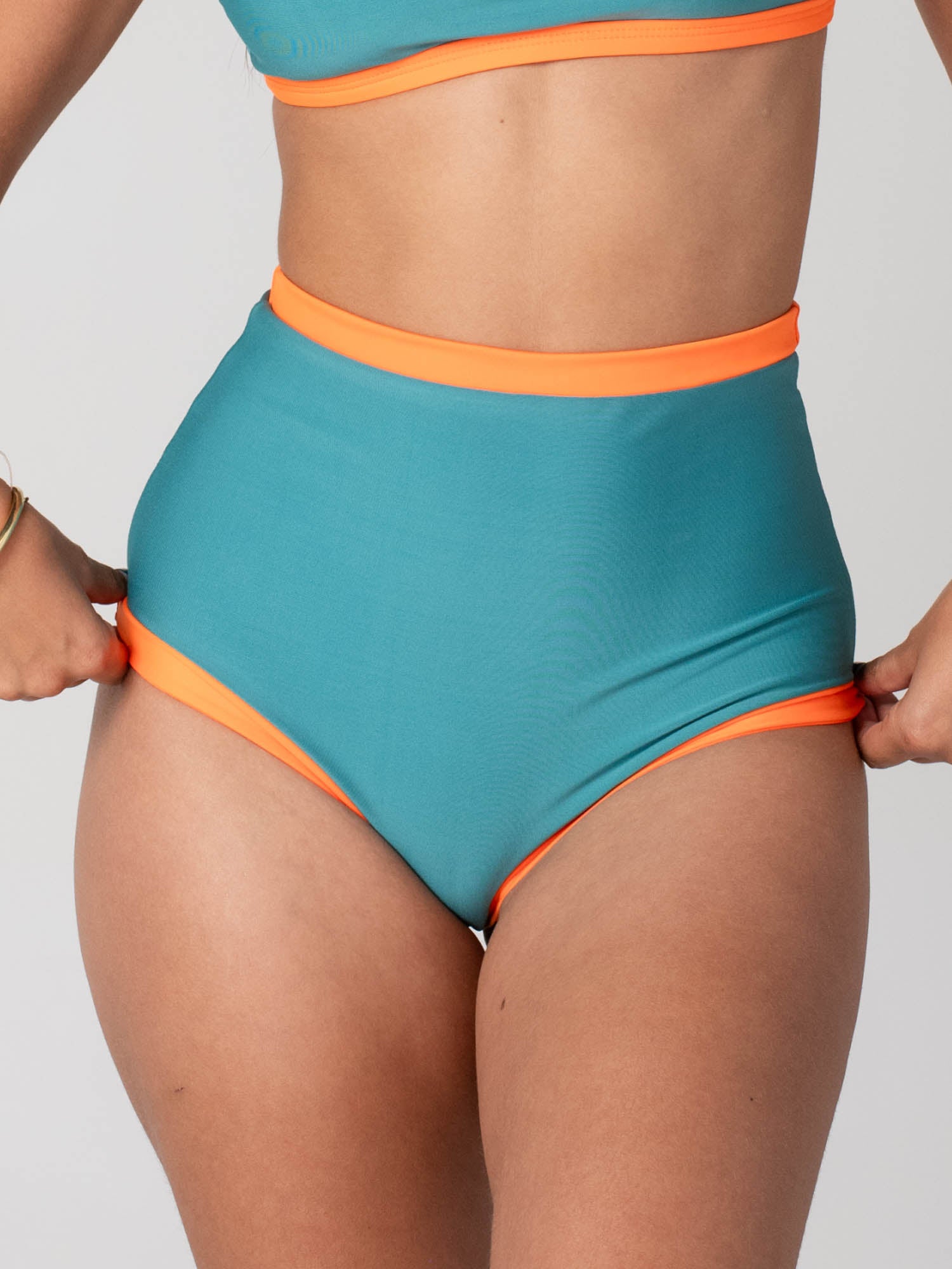 Bottom de Bikini Daikiri Mujer Calzón Tiro Alto Sin Elasticos Verde Oscuro Naranjo Protección UV50+ Secundaria