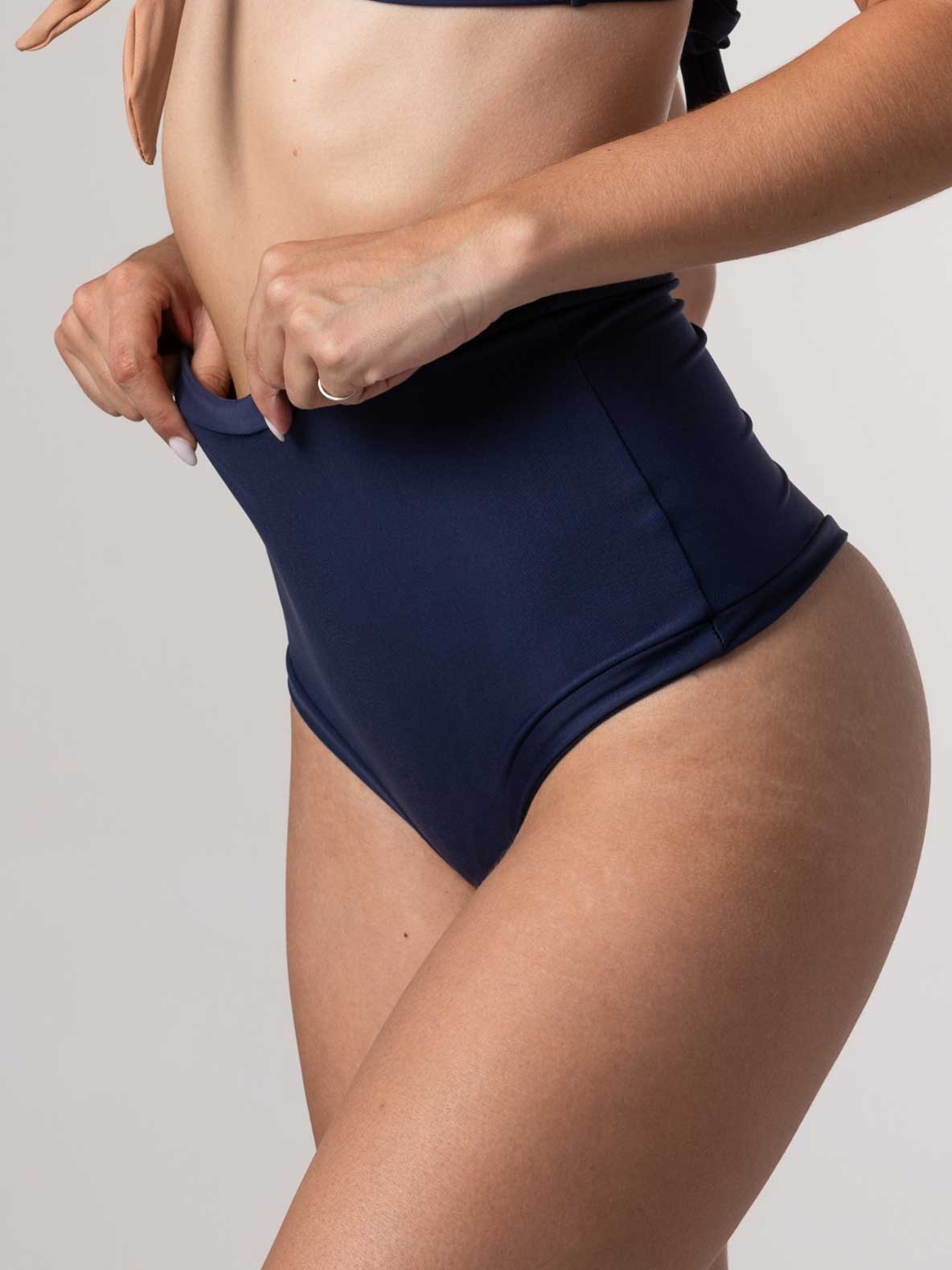 Bottom de Bikini Daikiri Mujer Calzón Tiro Alto Sin Elasticos Azul Marino Protección UV50+ Secundaria