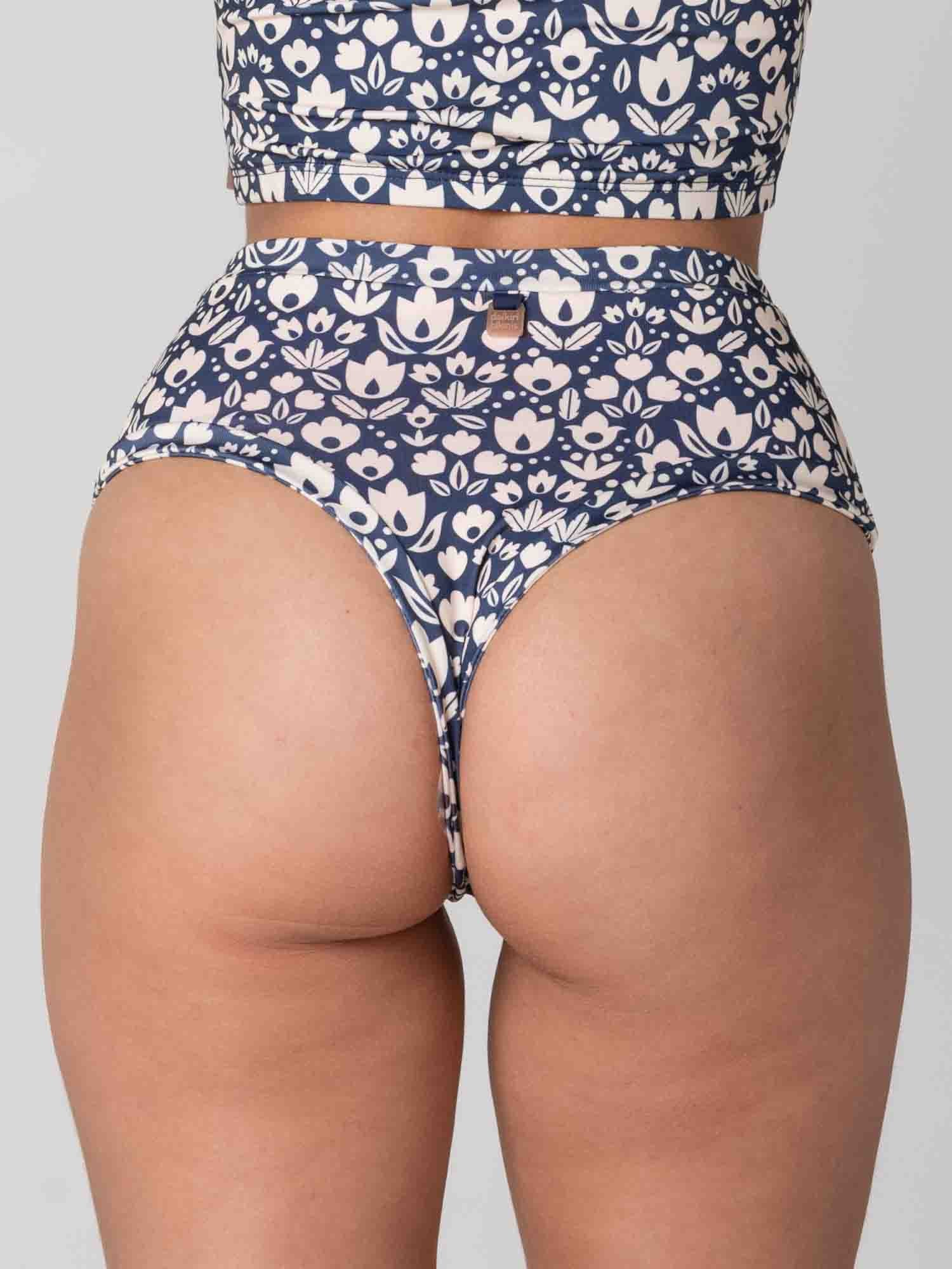 Bottom de Bikini Daikiri Mujer Calzón Tiro Alto Sin Elasticos Floral Marino Crema Protección UV50+ Detras