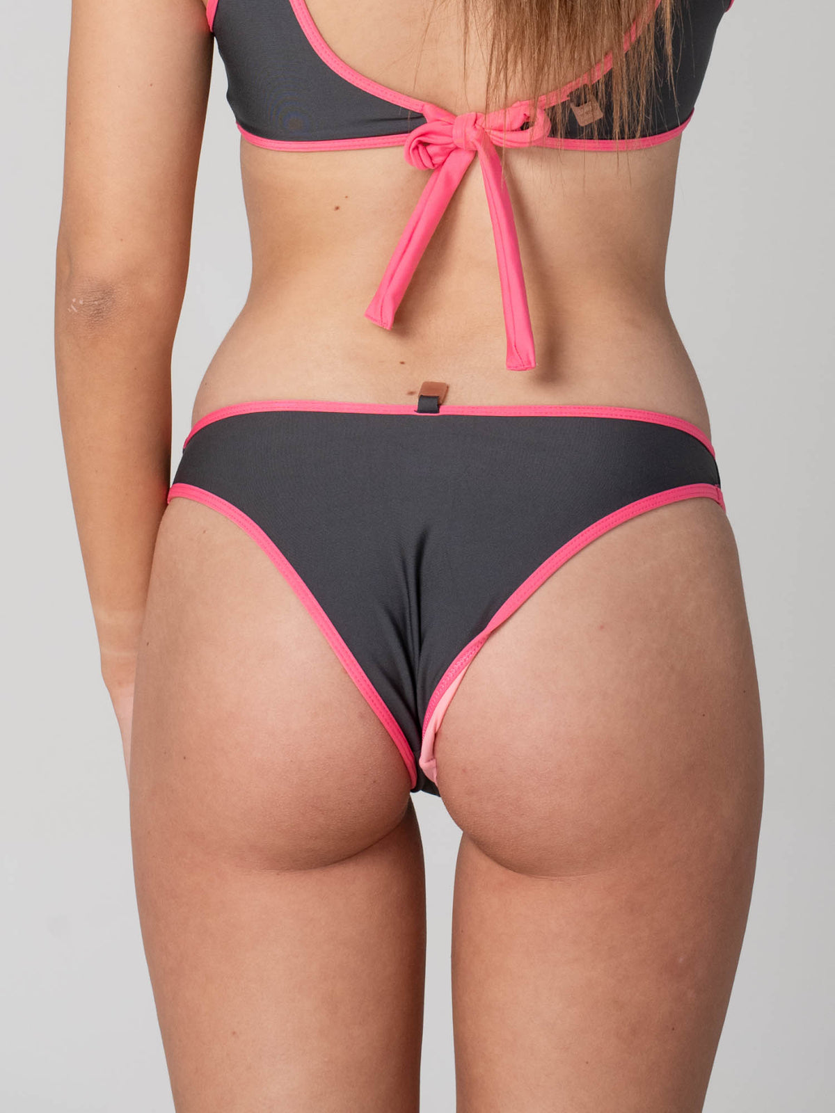Bottom de Bikini Daikiri Mujer Calzón Bordes Gris Grafito Rosado Protección UV50+ Cuarta
