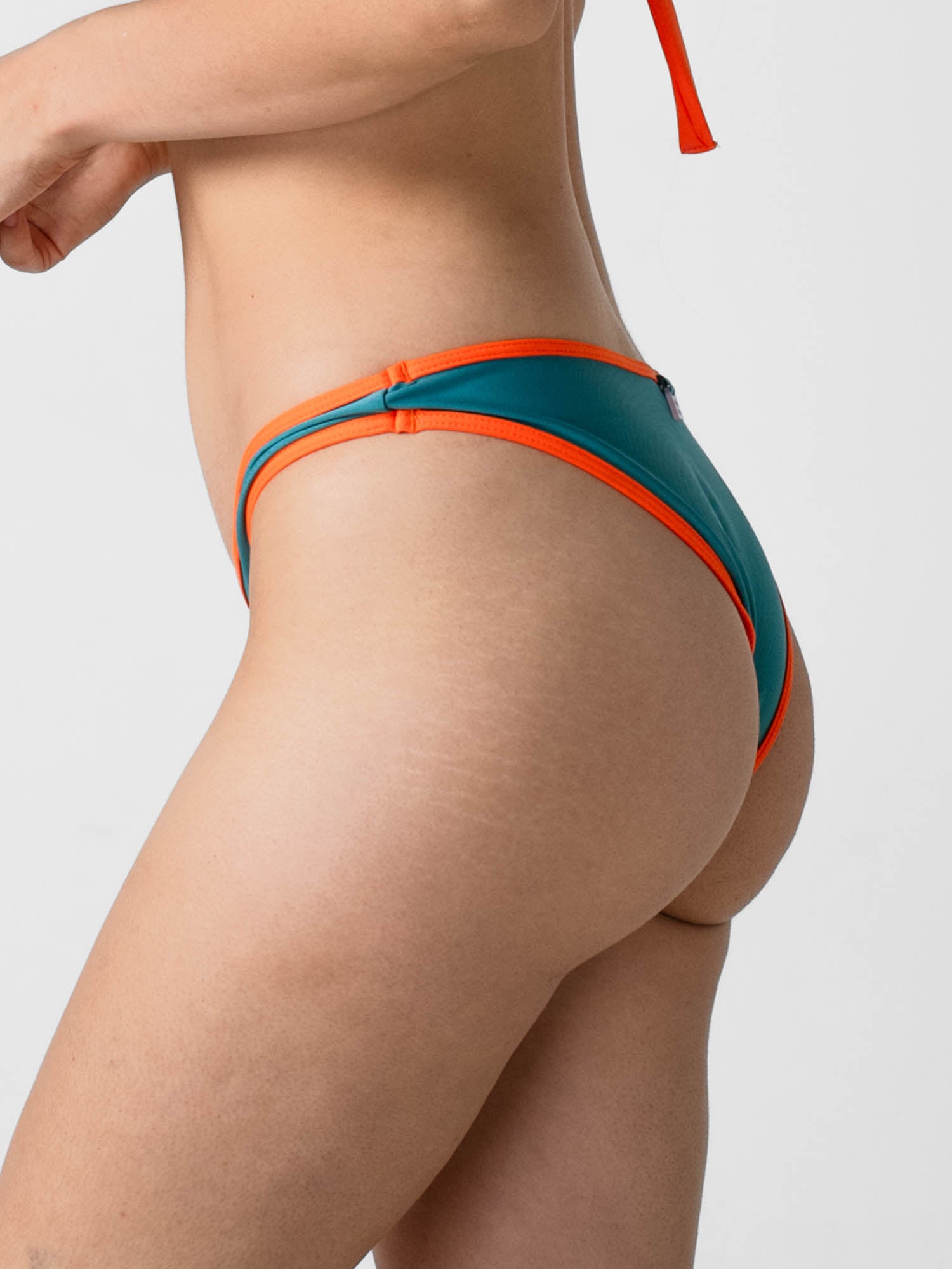 Bottom de Bikini Daikiri Mujer Calzón Bordes Verde Oscuro Naranjo Protección UV50+ Tercera