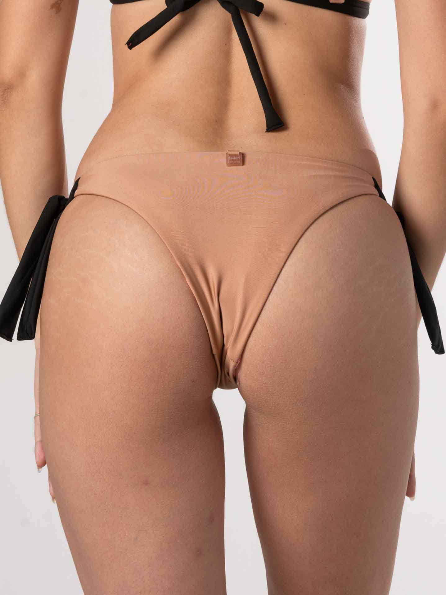 Bottom de Bikini Daikiri Mujer Calzón Amarras Cafe con Negro Protección UV50+ Detras