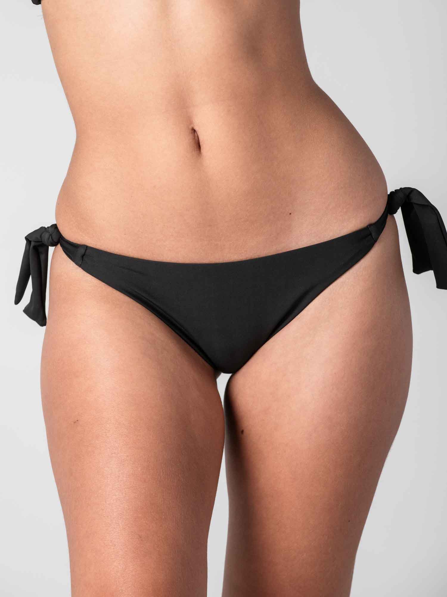 Bottom de Bikini Daikiri Mujer Calzón Amarras Negro Protección UV50+ Delante