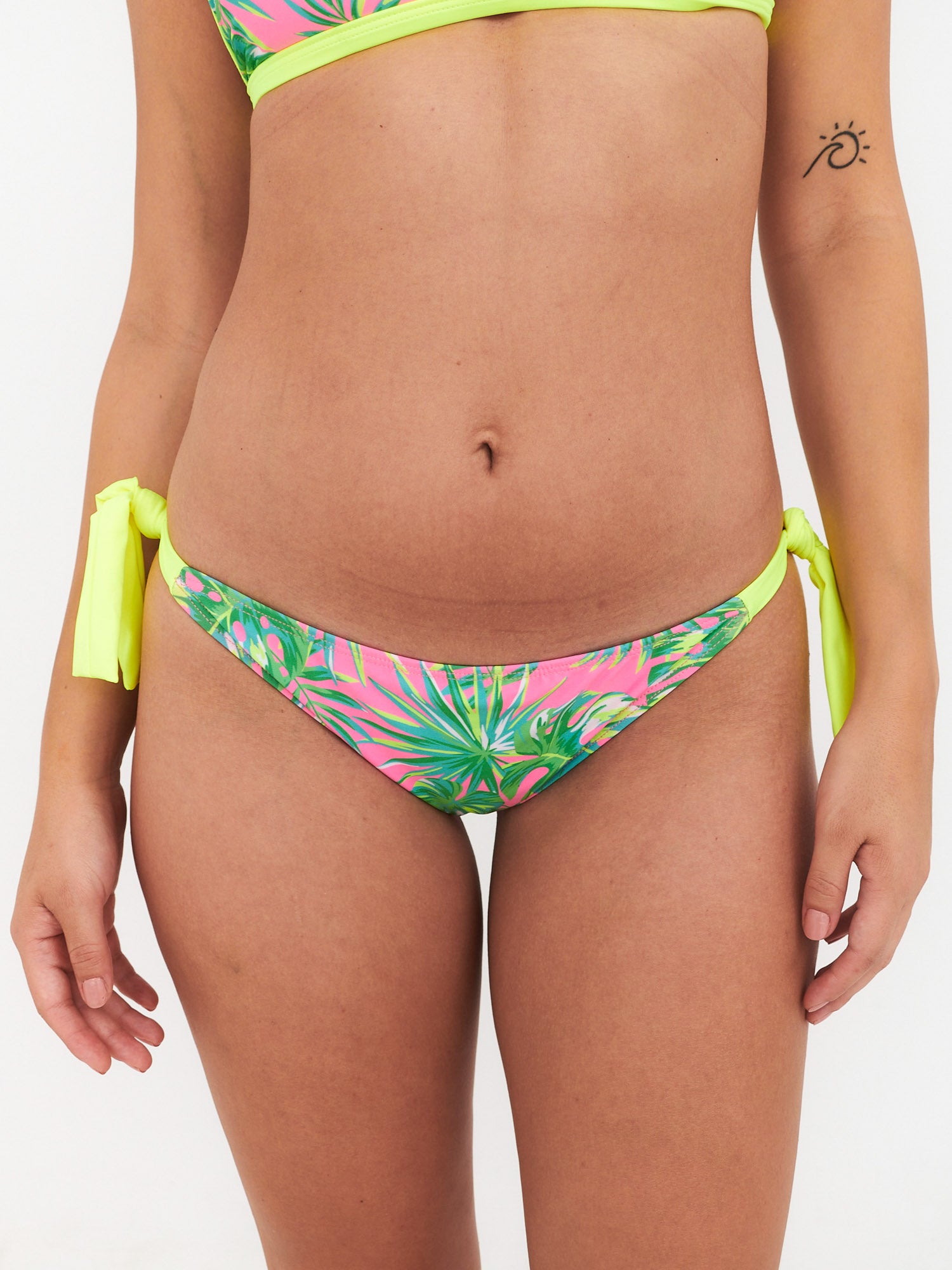 Bottom de Bikini Daikiri Mujer Calzón Amarras Hojas Rosa Flúor Protección UV50+ Delante