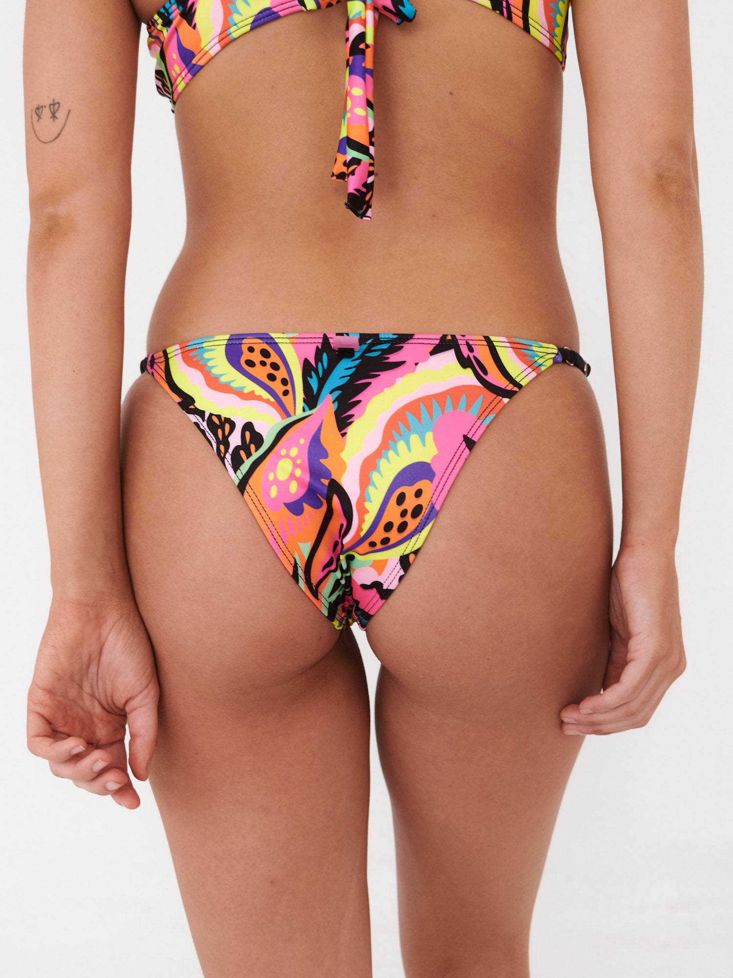 Bottom de Bikini Daikiri Mujer Calzón Regulable Cadera Flores Negro Flúor Protección UV50+ Detras