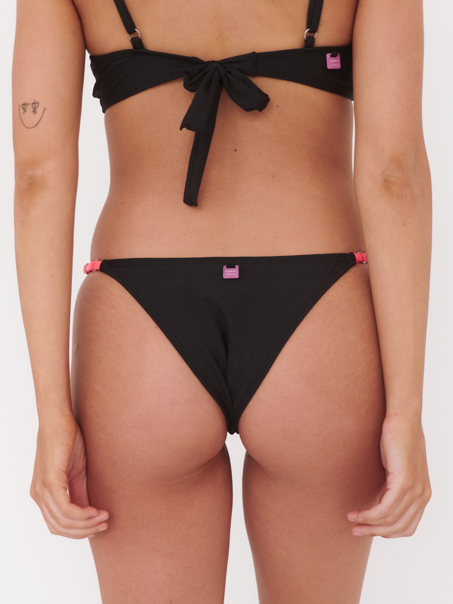 Bottom de Bikini Daikiri Mujer Calzón Regulable Cadera Negro Protección UV50+ Detras