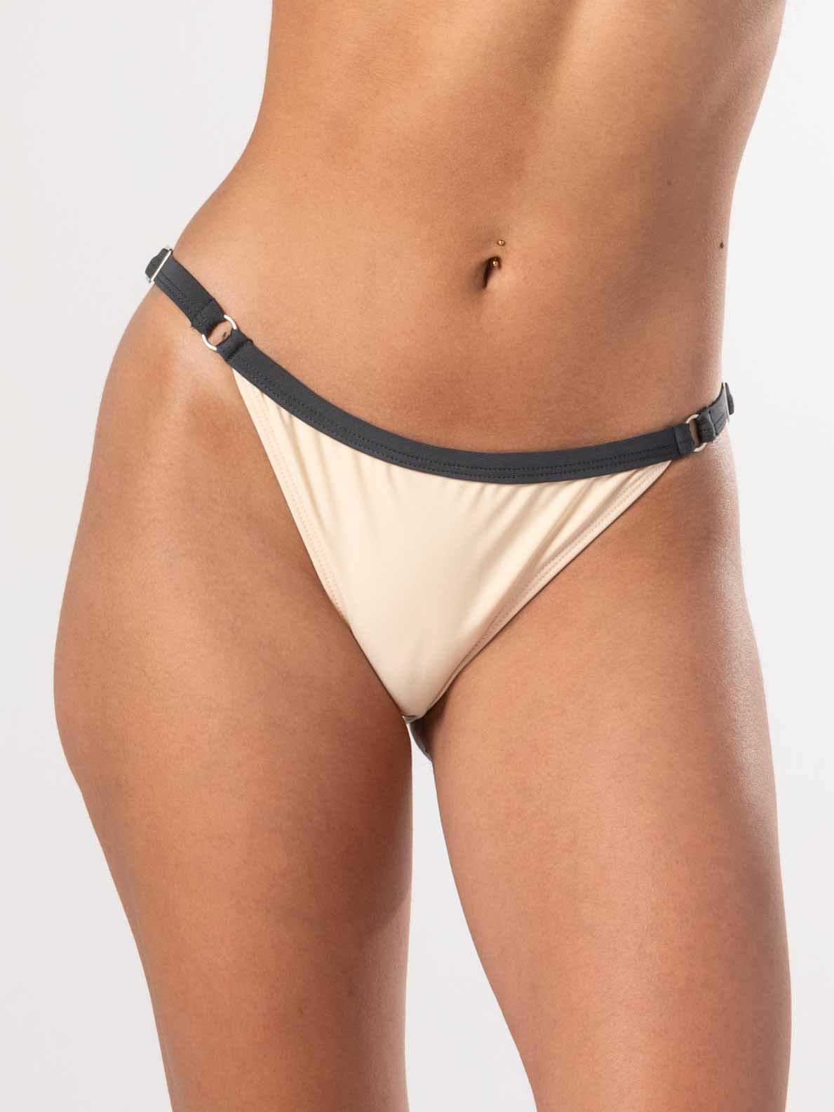 Bottom de Bikini Daikiri Mujer Calzón Ajustable Costados Crema Gris Grafito Protección UV50+ Delante