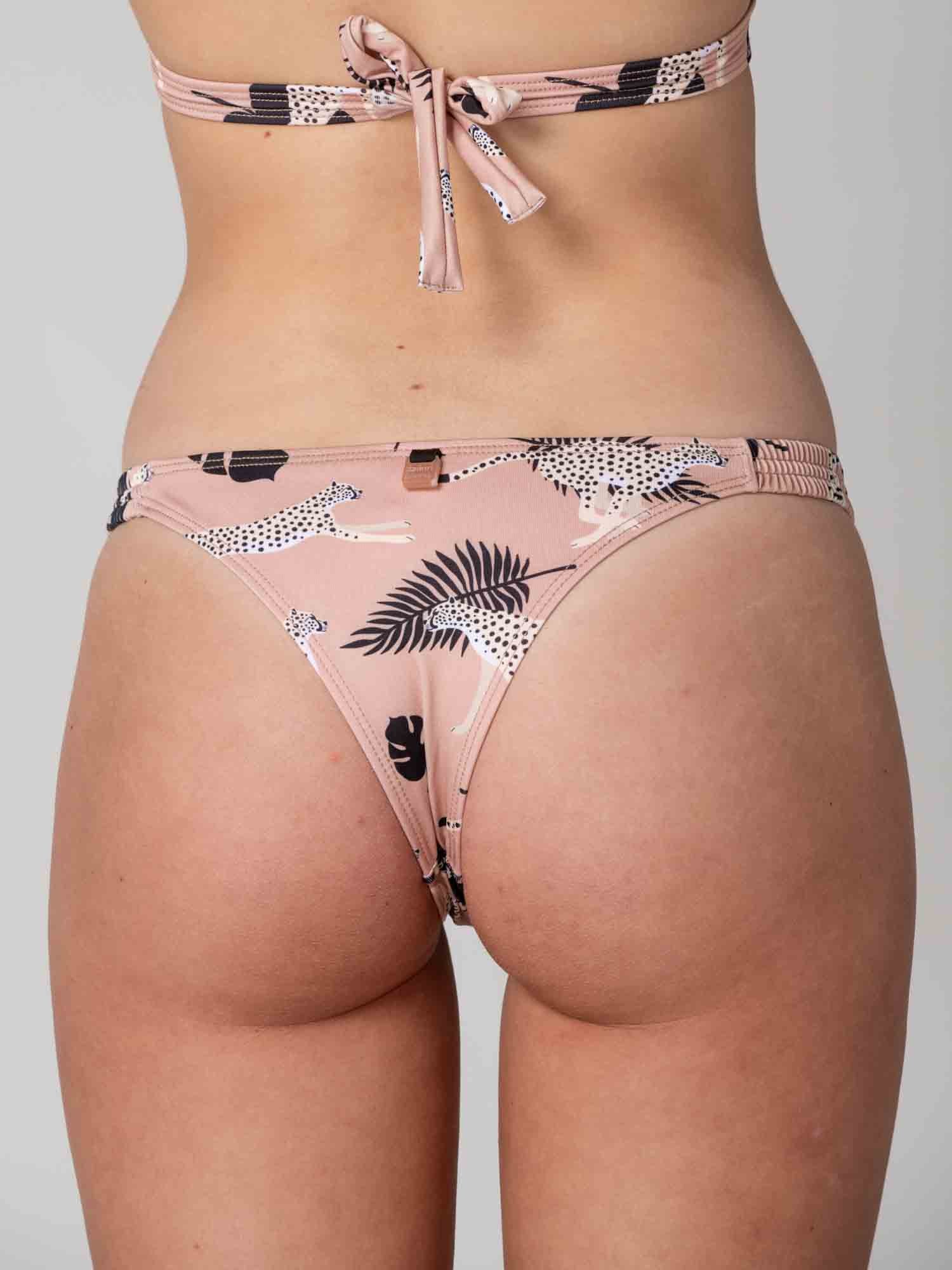 Bottom de Bikini Daikiri Mujer Calzón Fruncido Costados Selva Leopardo Café Protección UV50+ Detras