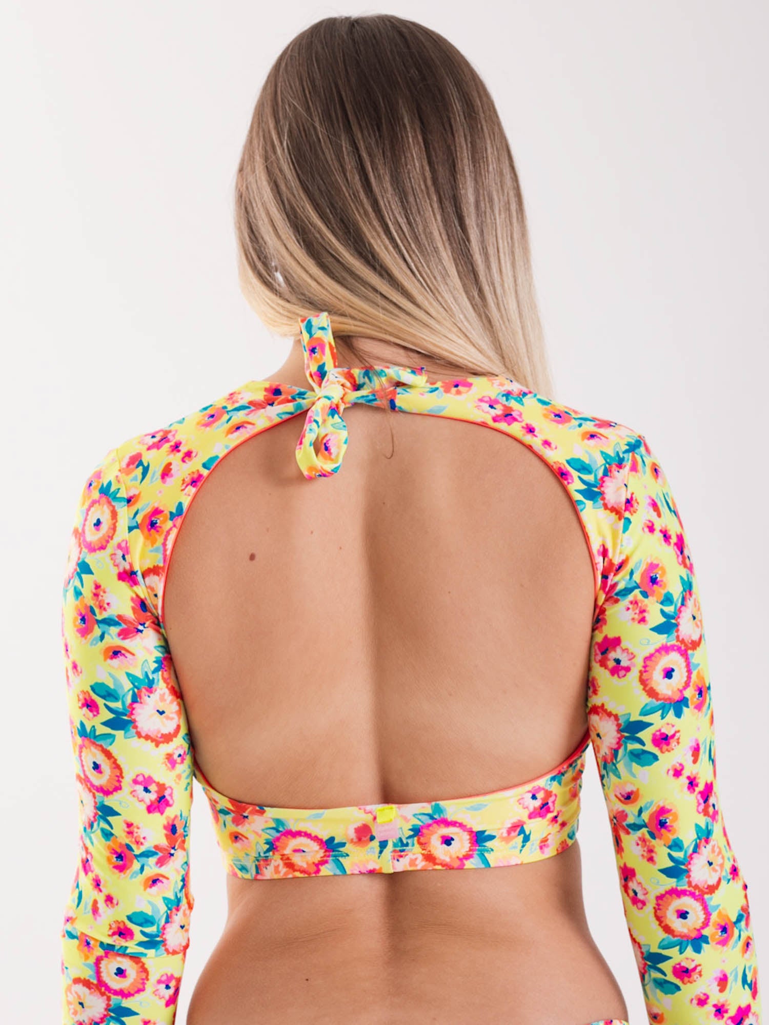 Polera Surf Daikiri Mujer Manga Larga Espalda Abierta Flores Amarillo Flúor Protección UV50+ Detras