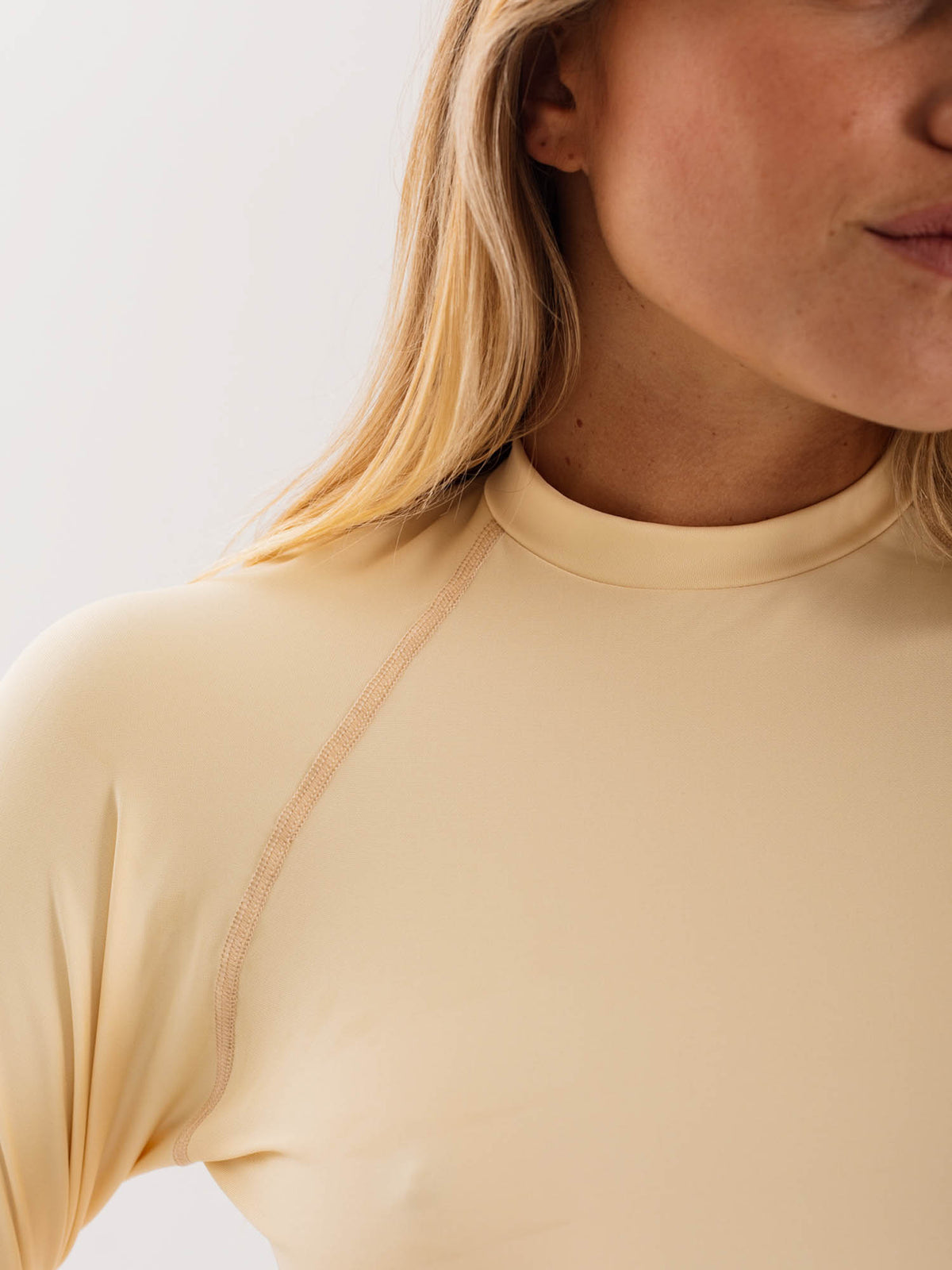 Polera Surf Daikiri Mujer Corta Manga Larga Crema Protección UV50+ Cuarta
