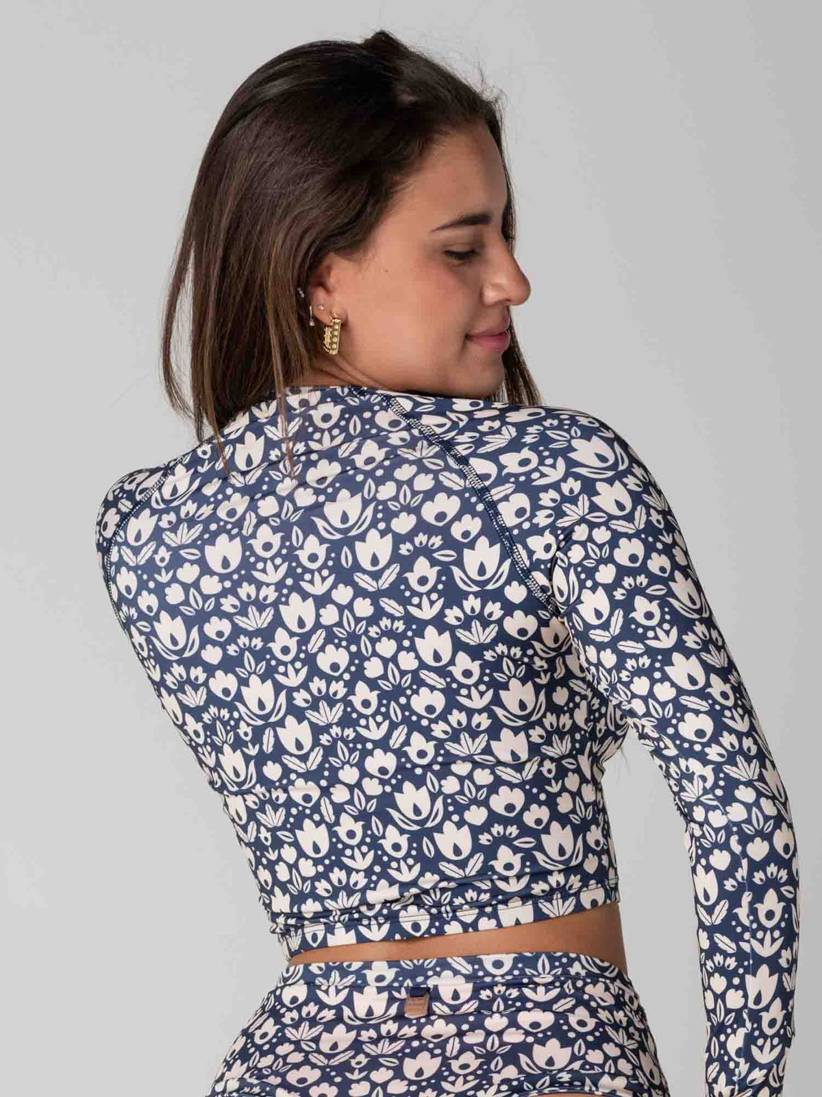 Polera Surf Daikiri Mujer Corta Manga Larga Floral Marino Crema Protección UV50+ Cuarta
