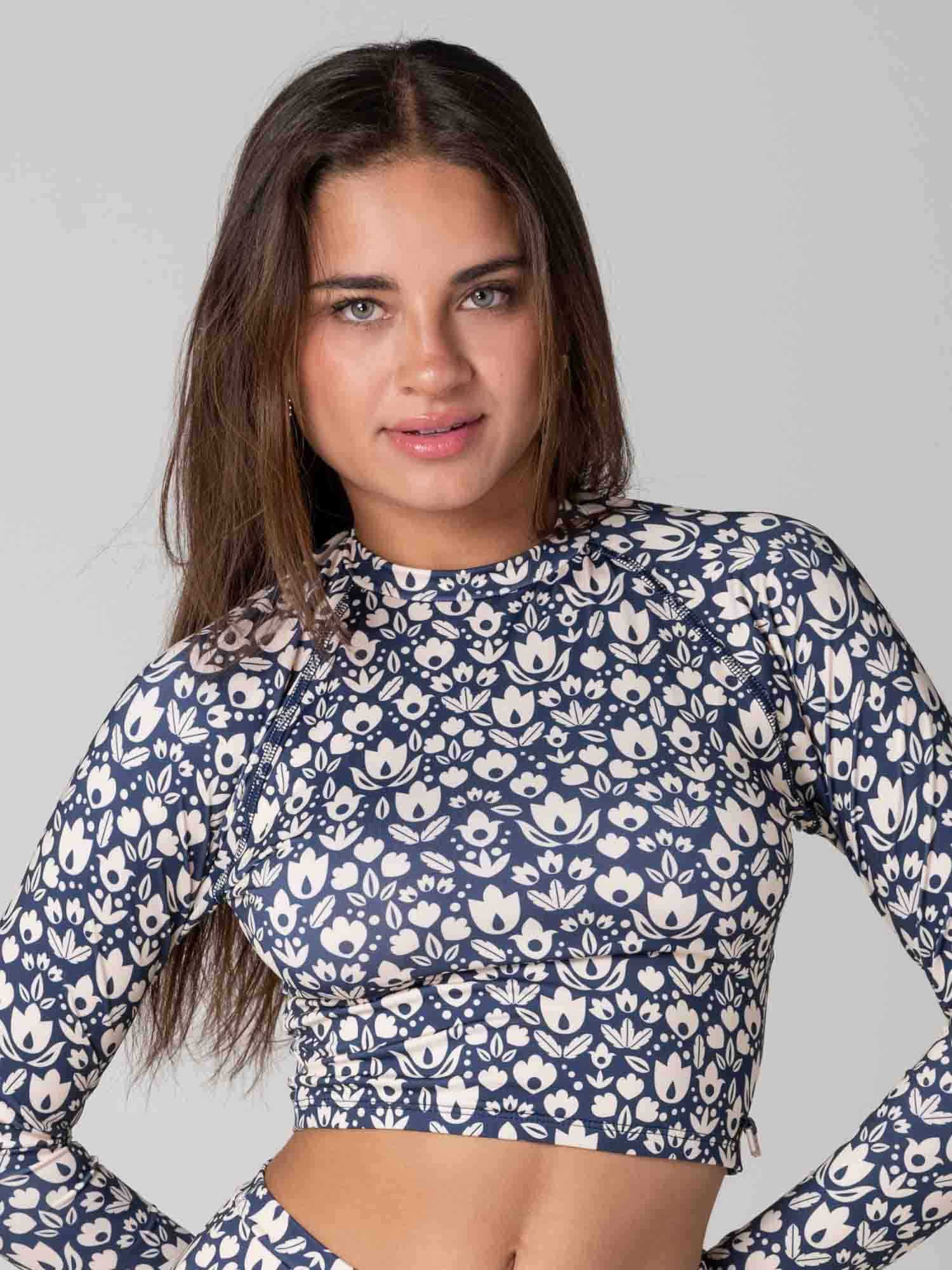 Polera Surf Daikiri Mujer Corta Manga Larga Floral Marino Crema Protección UV50+ Delante