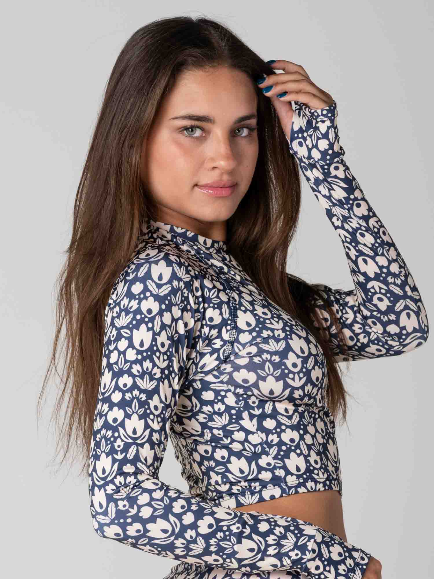 Polera Surf Daikiri Mujer Corta Manga Larga Floral Marino Crema Protección UV50+ Detras