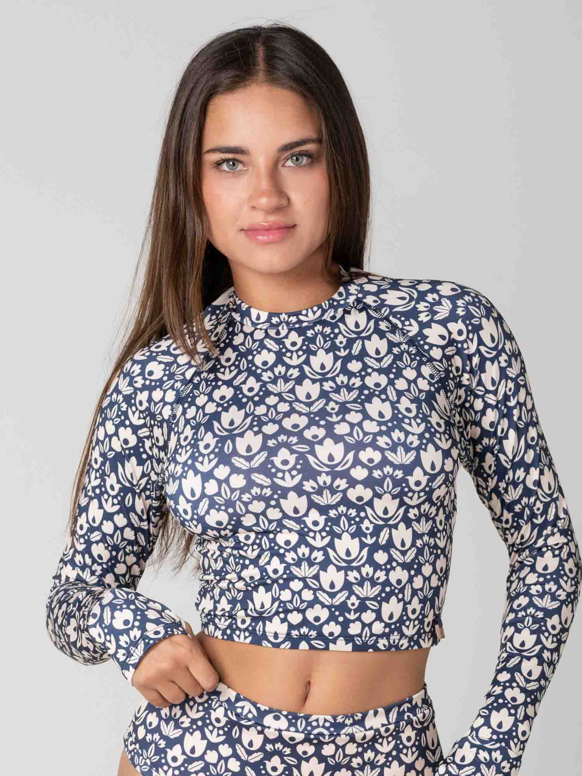 Polera Surf Daikiri Mujer Corta Manga Larga Floral Marino Crema Protección UV50+ Tercera