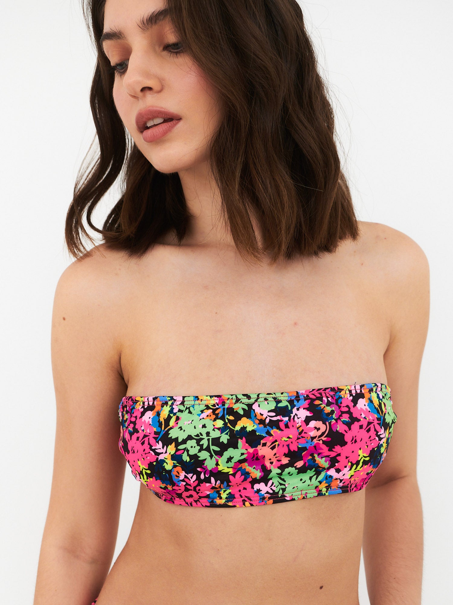 Top de Bikini Daikiri Mujer Strapless Flores Negro Rosa Flúor Protección UV50+ Delante