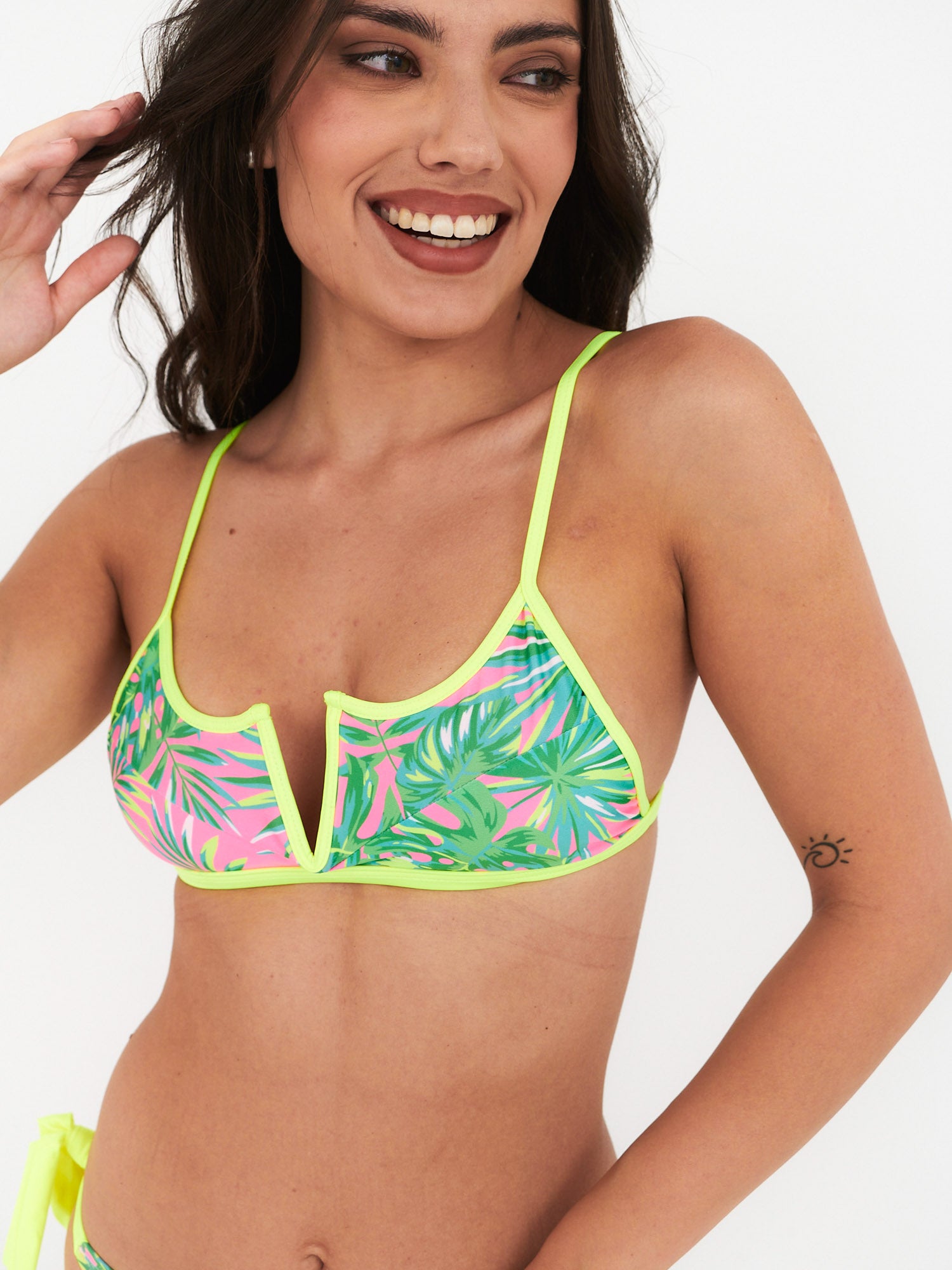 Top de Bikini Daikiri Mujer Escote V Hojas Rosa Flúor Protección UV50+ Delante