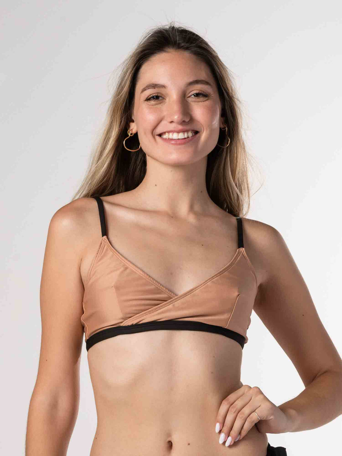 Top de Bikini Daikiri Mujer Triángulo Cruzado Cafe con Negro Protección UV50+ Principal