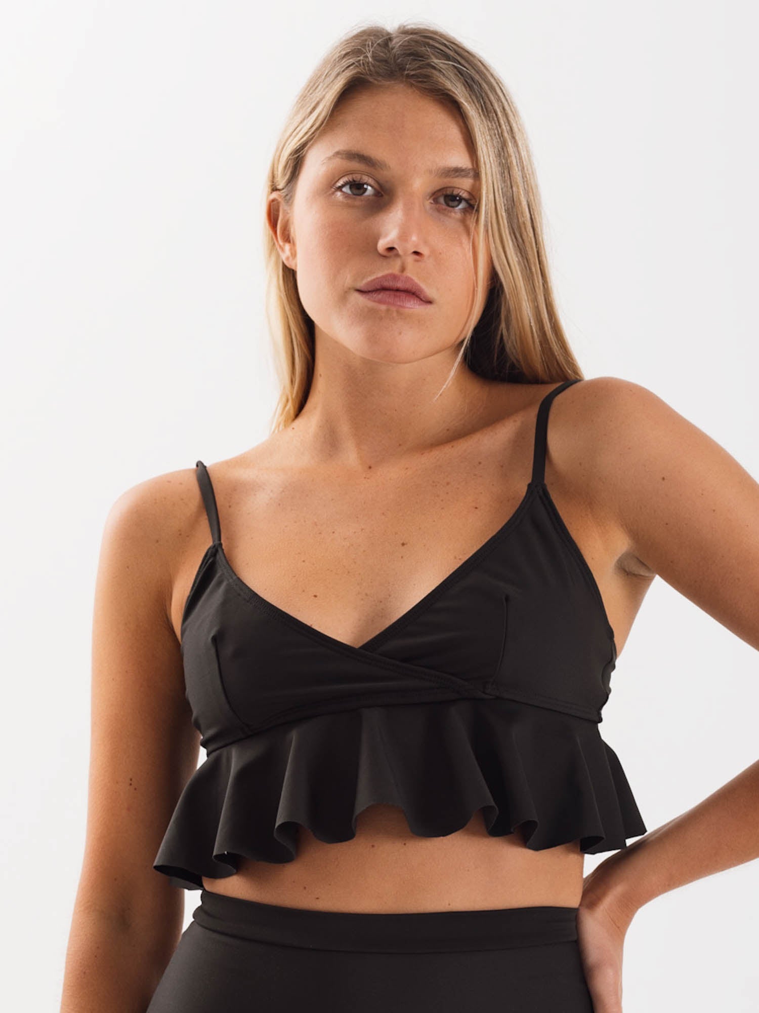 Top de Bikini Daikiri Mujer Triángulo Volados Negro Protección UV50+ Delante