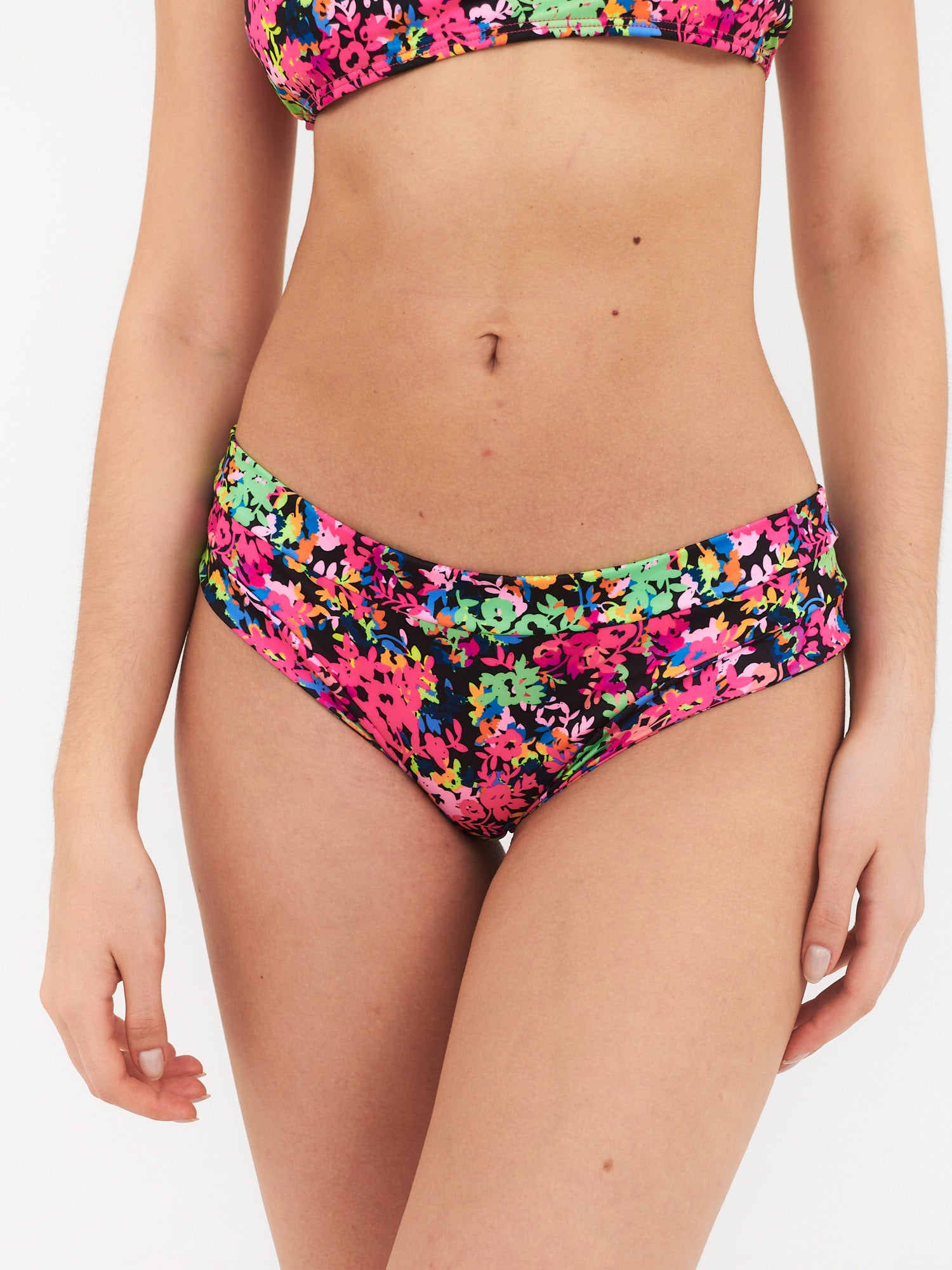 Bottom de Bikini Daikiri Mujer Calzón Sin Costuras Flores Negro Rosa Flúor Protección UV50+ Delante