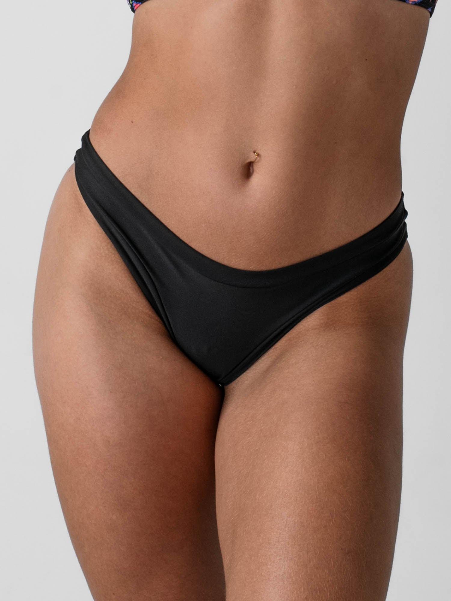 Bottom de Bikini Daikiri Mujer Calzón Sin Costuras Negro Protección UV50+ Delante
