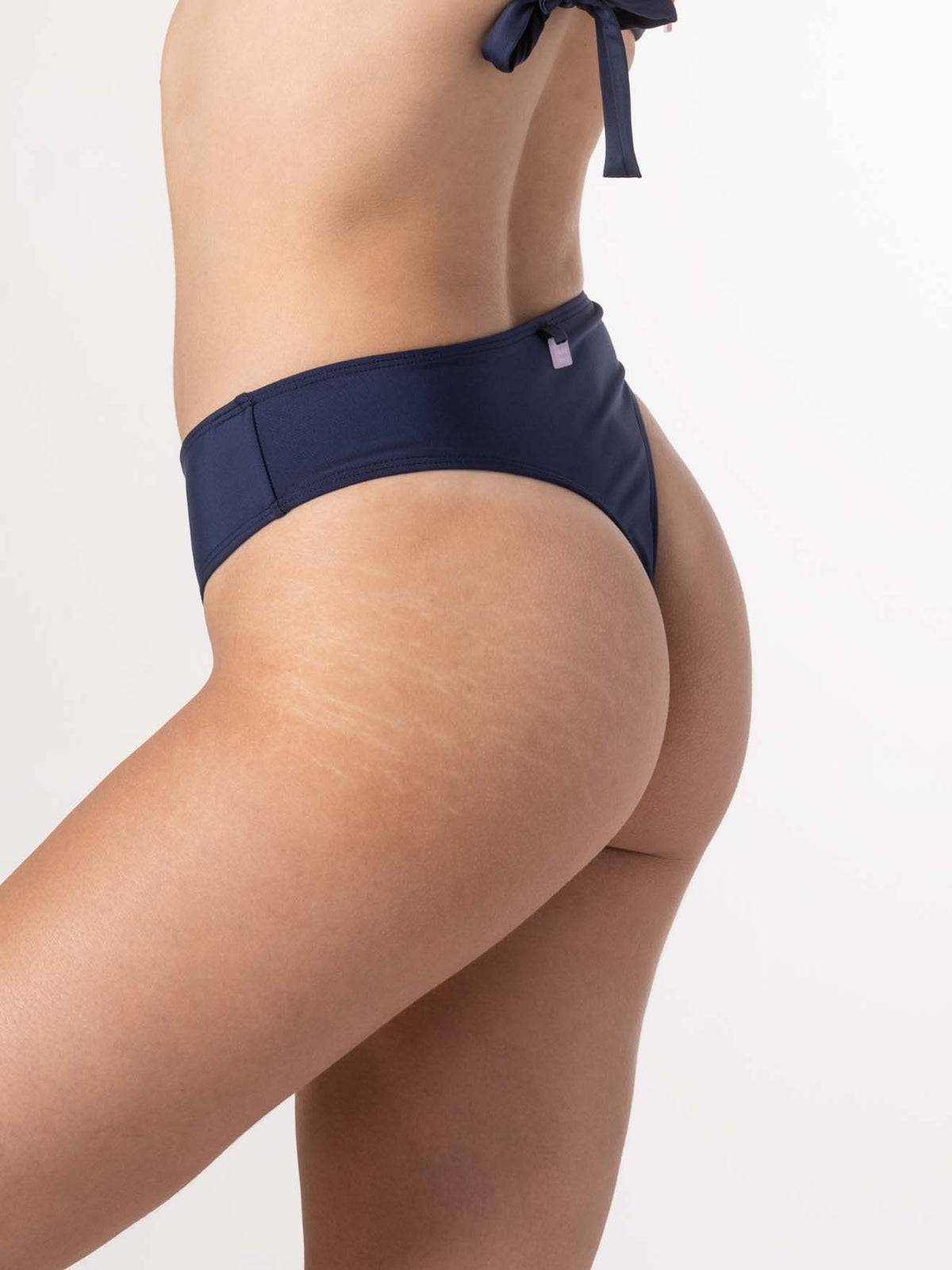 Bottom de Bikini Daikiri Mujer Calzón Colaless Pretina Ancha Azul Marino Protección UV50+ Cuarta