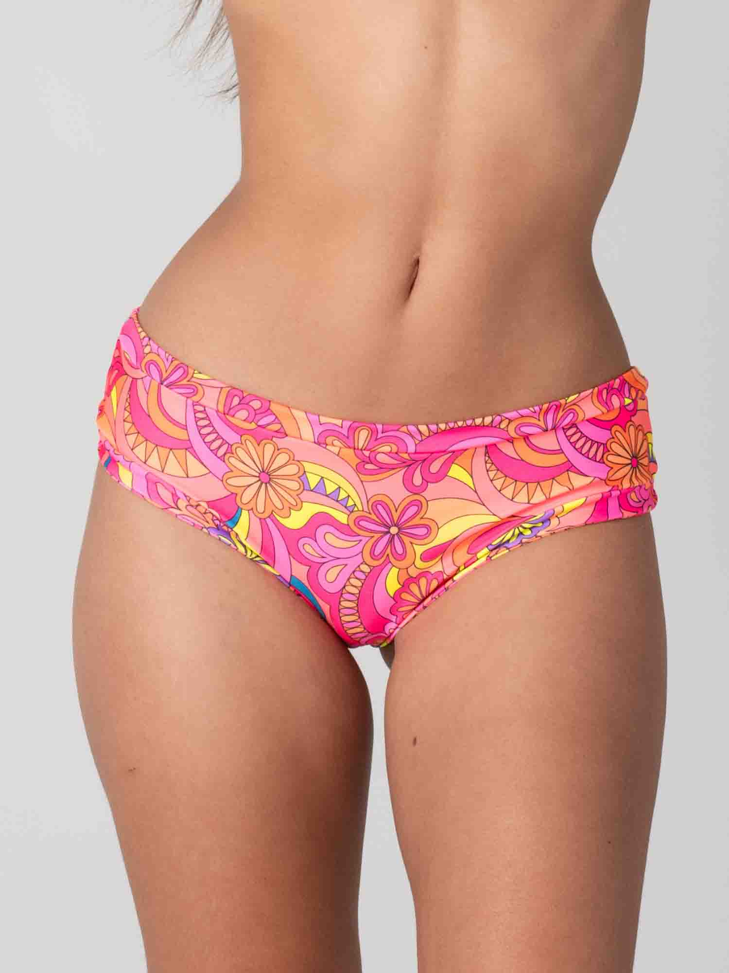 Bottom de Bikini Daikiri Mujer Calzón Pretina Ancha Sin Elasticos Floral Naranjo Flúor Protección UV50+ Delante