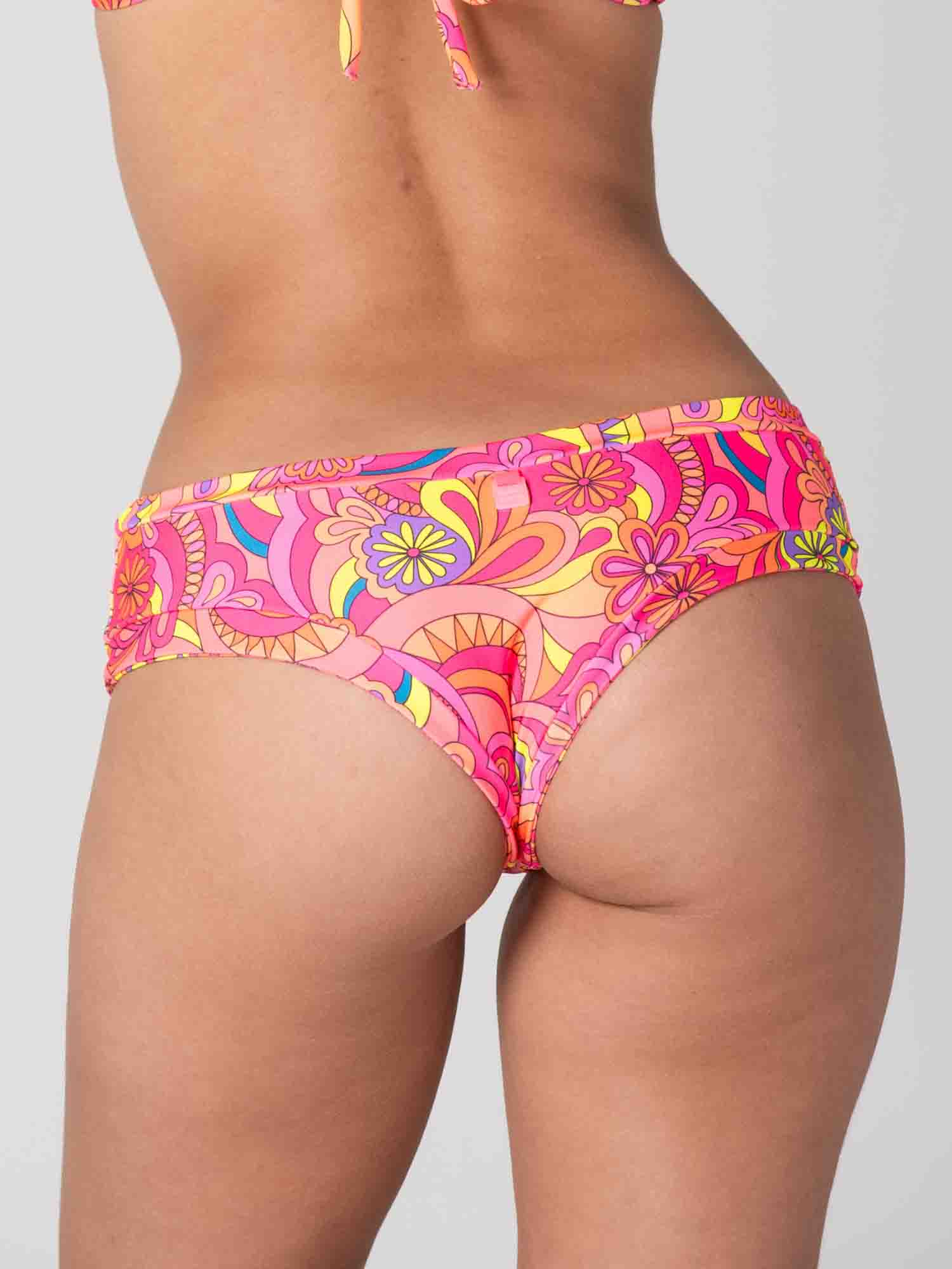 Bottom de Bikini Daikiri Mujer Calzón Pretina Ancha Sin Elasticos Floral Naranjo Flúor Protección UV50+ Detras
