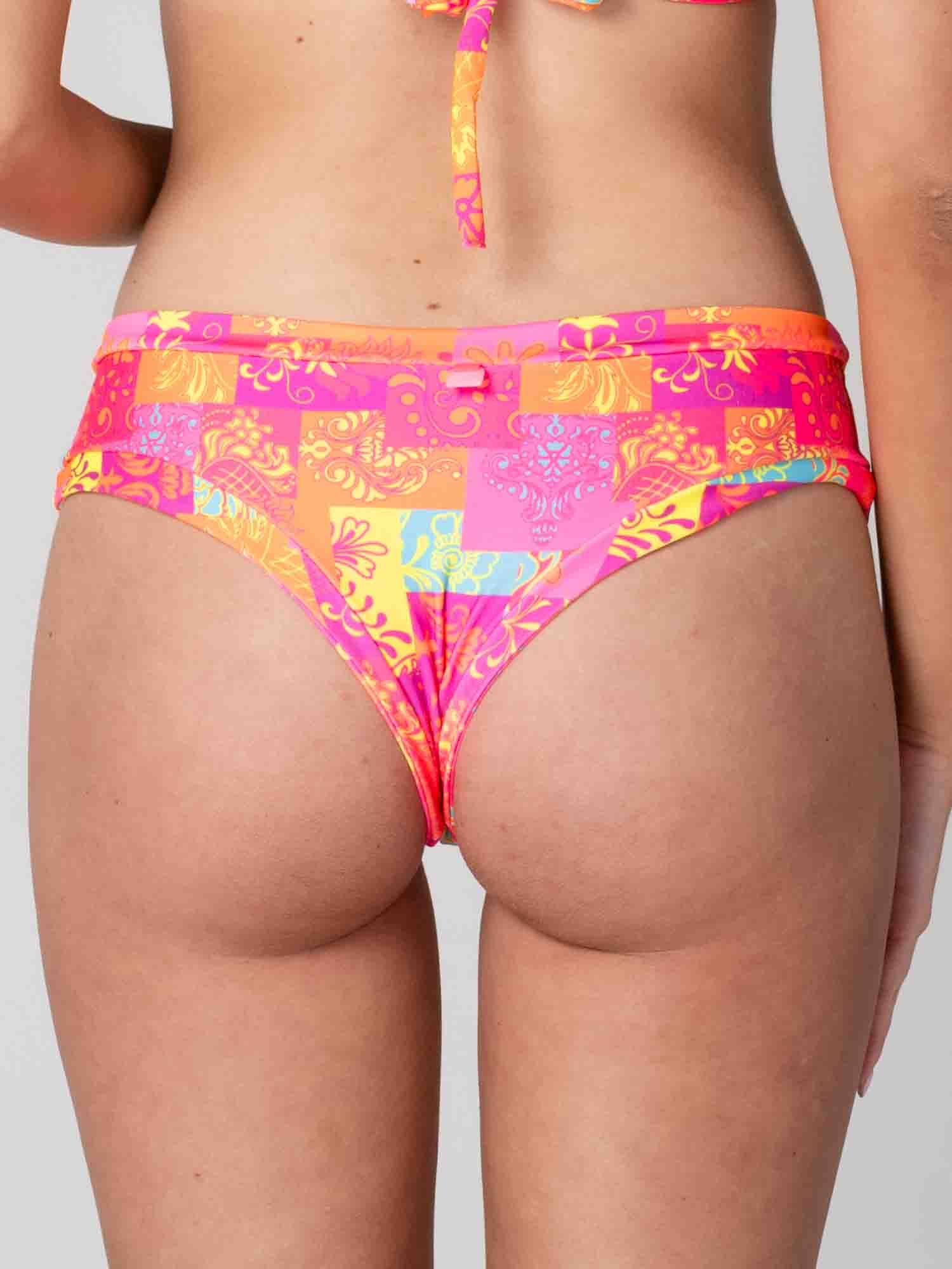 Bottom de Bikini Daikiri Mujer Calzón Pretina Ancha Sin Elasticos Patchwork Naranjo Flúor Protección UV50+ Detras