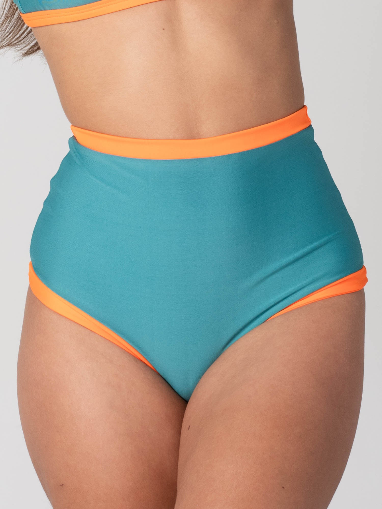 Bottom de Bikini Daikiri Mujer Calzón Tiro Alto Sin Elasticos Verde Oscuro Naranjo Protección UV50+ Delante