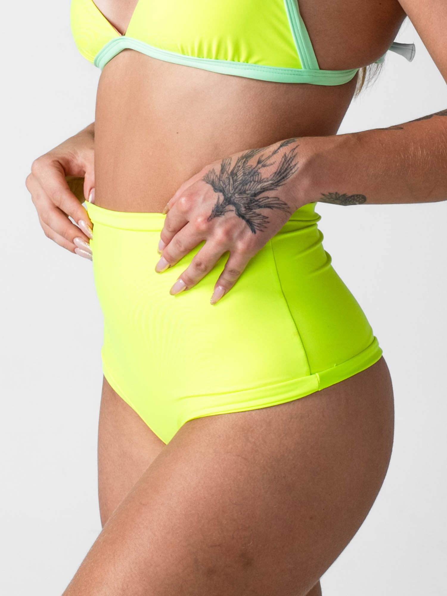 Bottom de Bikini Daikiri Mujer Calzón Tiro Alto Sin Elasticos Amarillo Fluor Protección UV50+ Tercera