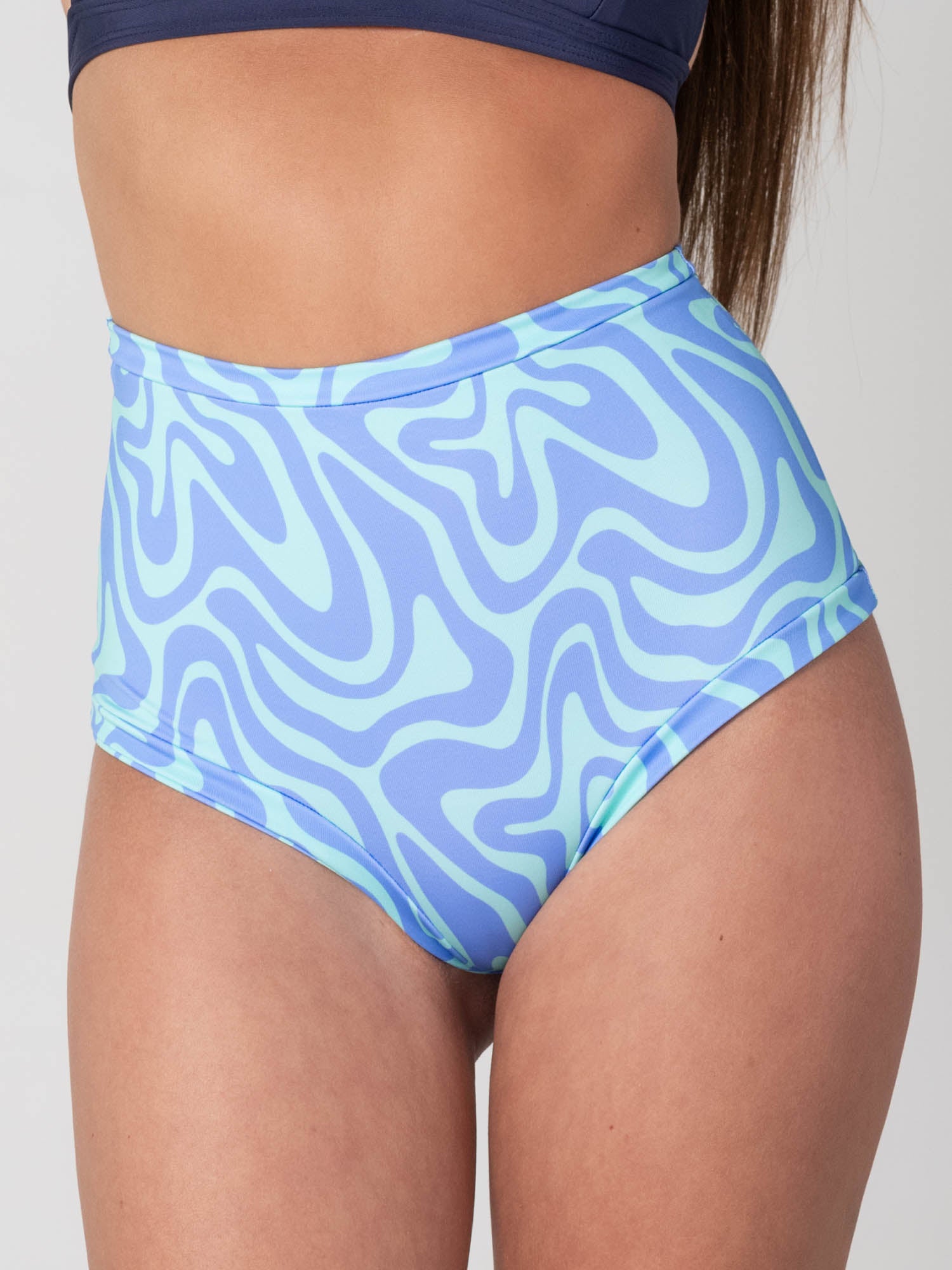 Bottom de Bikini Daikiri Mujer Calzón Tiro Alto Sin Elasticos Psicodélico Azul Menta Protección UV50+ Delante