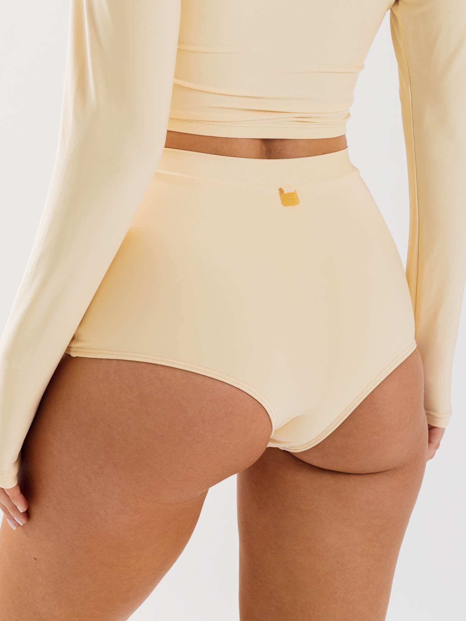 Bottom de Bikini Daikiri Mujer Short Tiro Alto Crema Protección UV50+ Detras