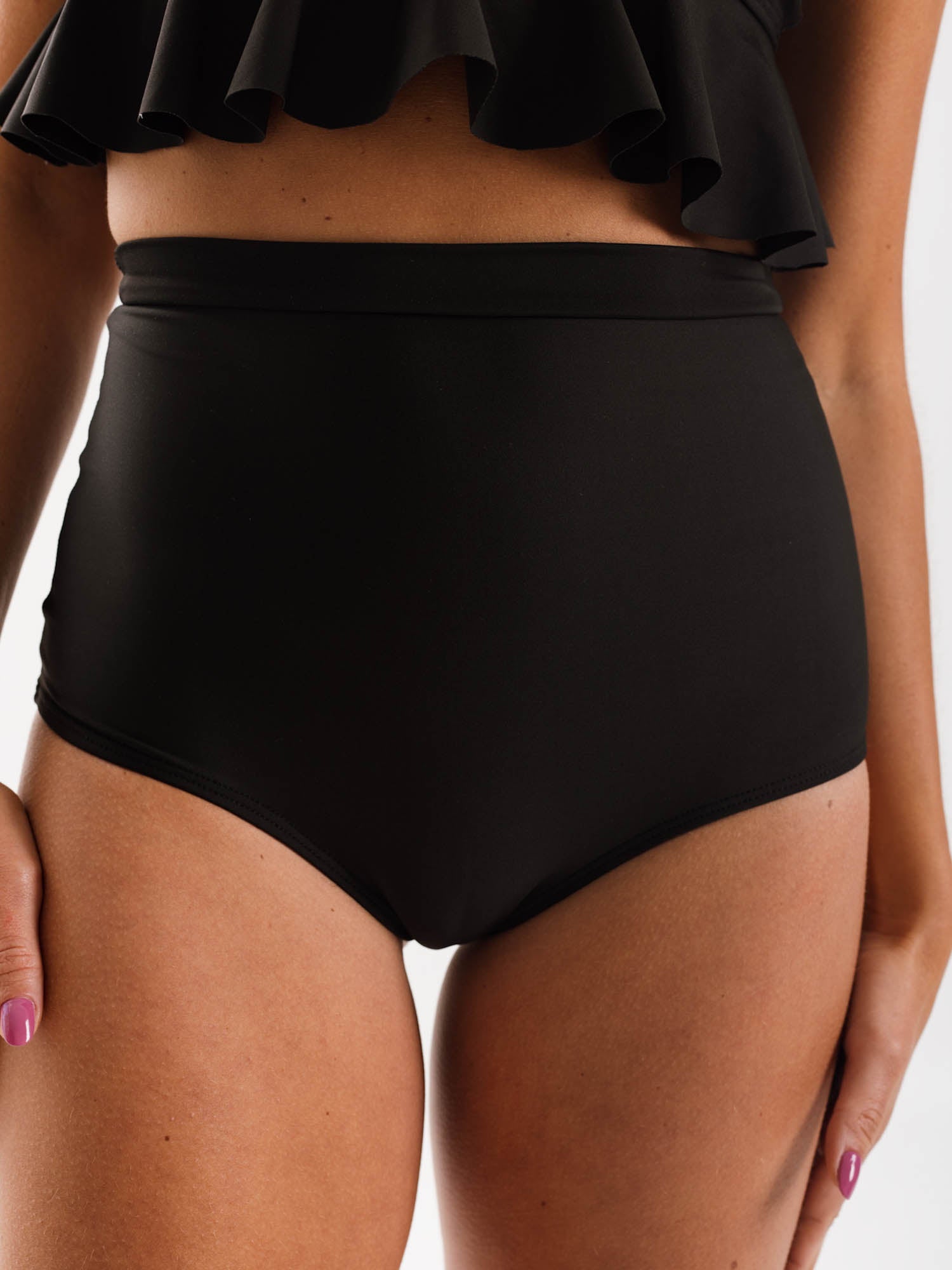 Bottom de Bikini Daikiri Mujer Short Tiro Alto Negro Protección UV50+ Delante