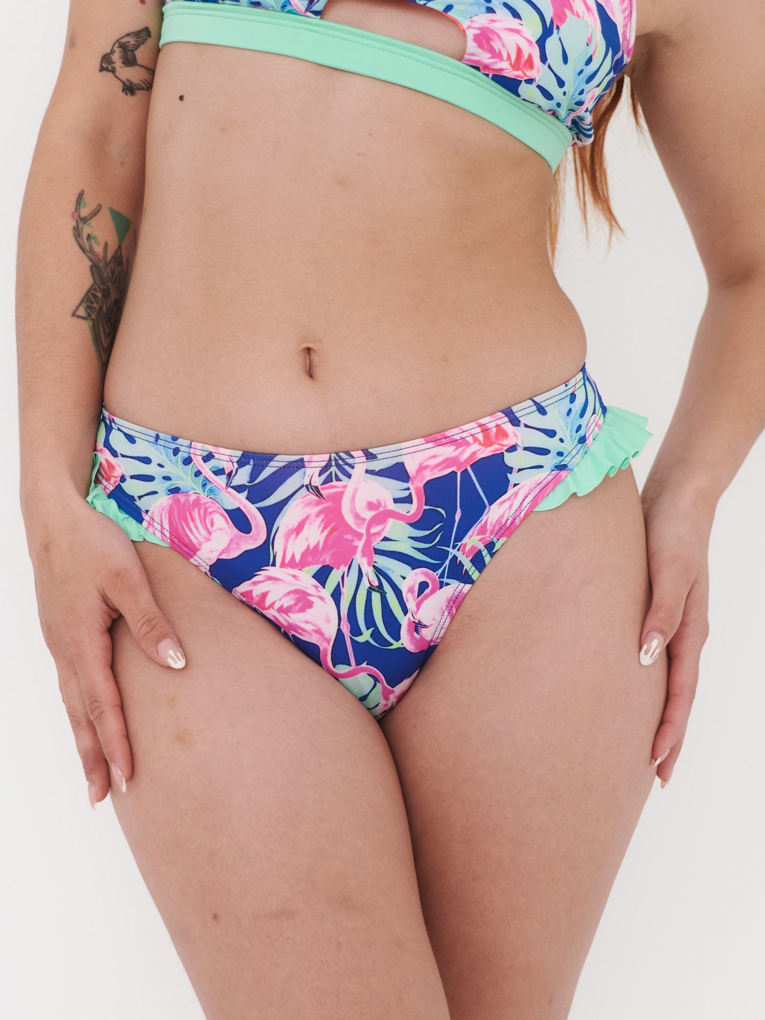 Bottom de Bikini Daikiri Mujer Calzón Vuelos Flamencos Azul Flúor Protección UV50+ Delante