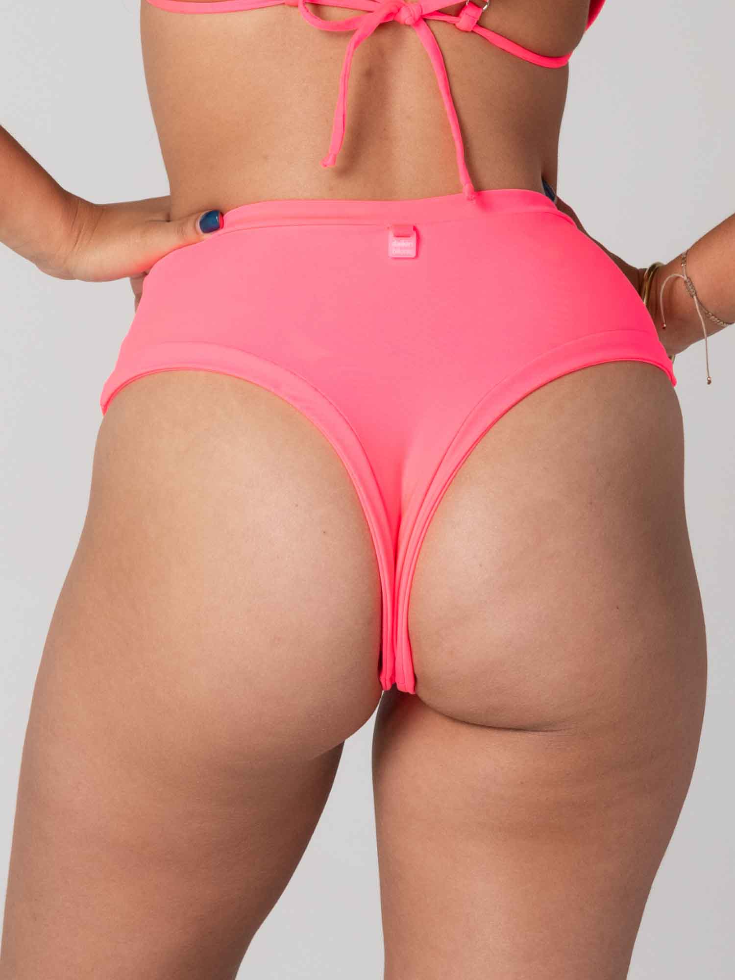 Bottom de Bikini Daikiri Mujer Calzón Tiro Alto Sin Elasticos Rosado Fucsia Fluor Protección UV50+ Detras
