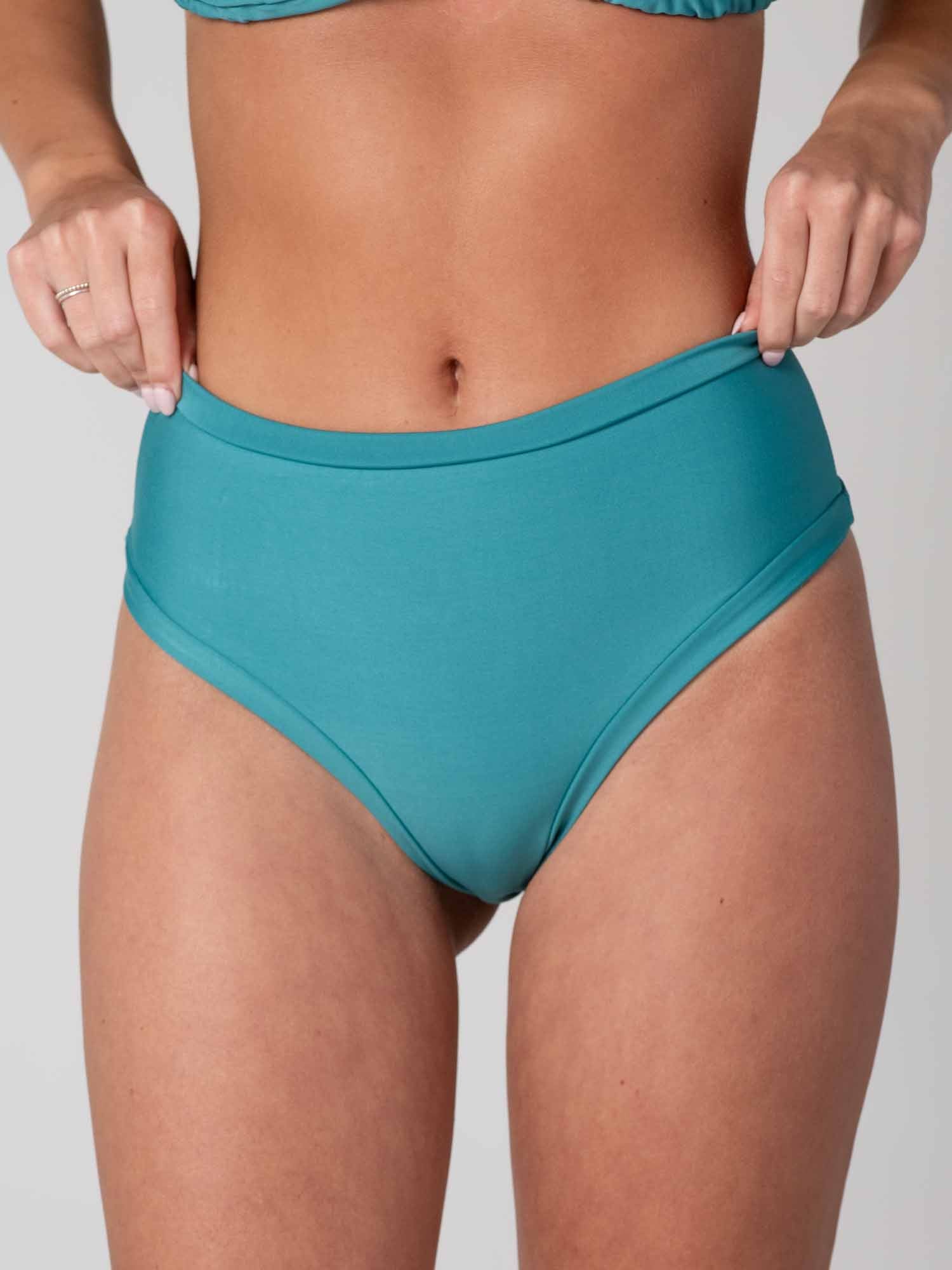 Bottom de Bikini Daikiri Mujer Calzón Tiro Alto Sin Elasticos Verde Oscuro Protección UV50+ Delante