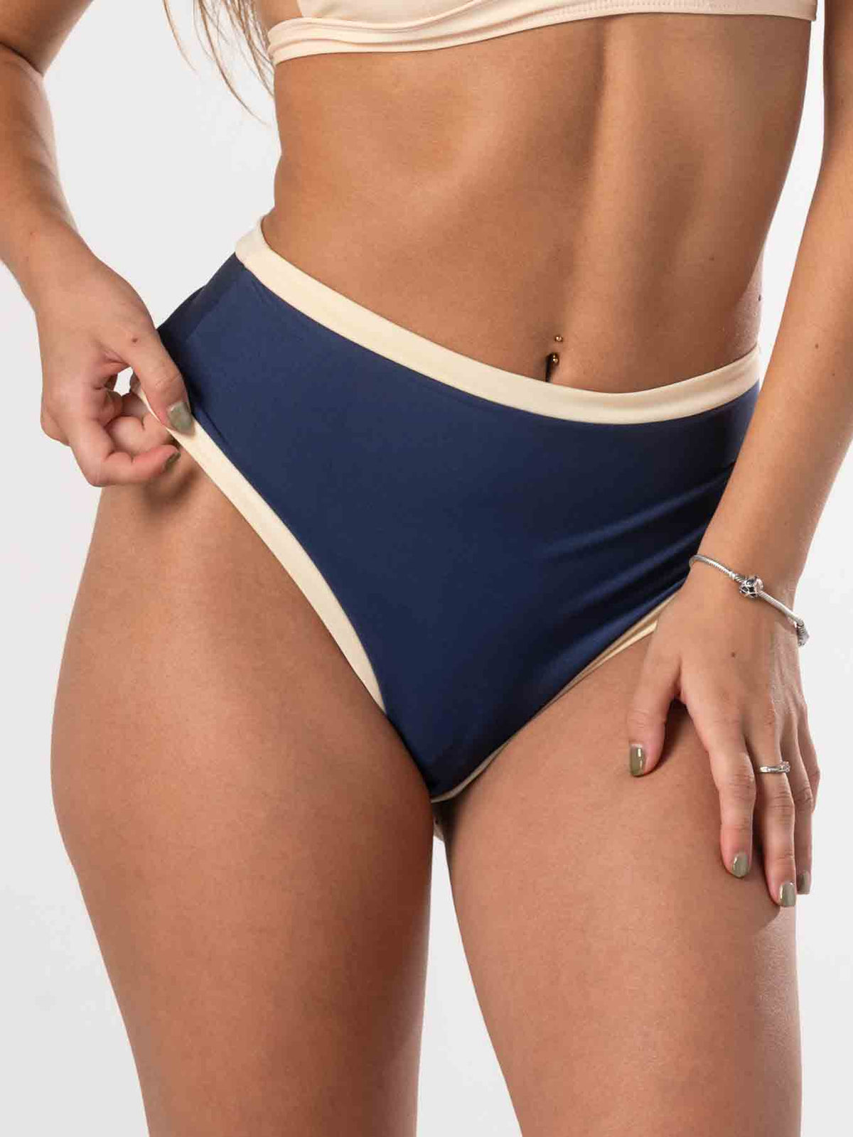 Bottom de Bikini Daikiri Mujer Calzón Tiro Alto Sin Elasticos Azul Marino Crema Protección UV50+ Secundaria