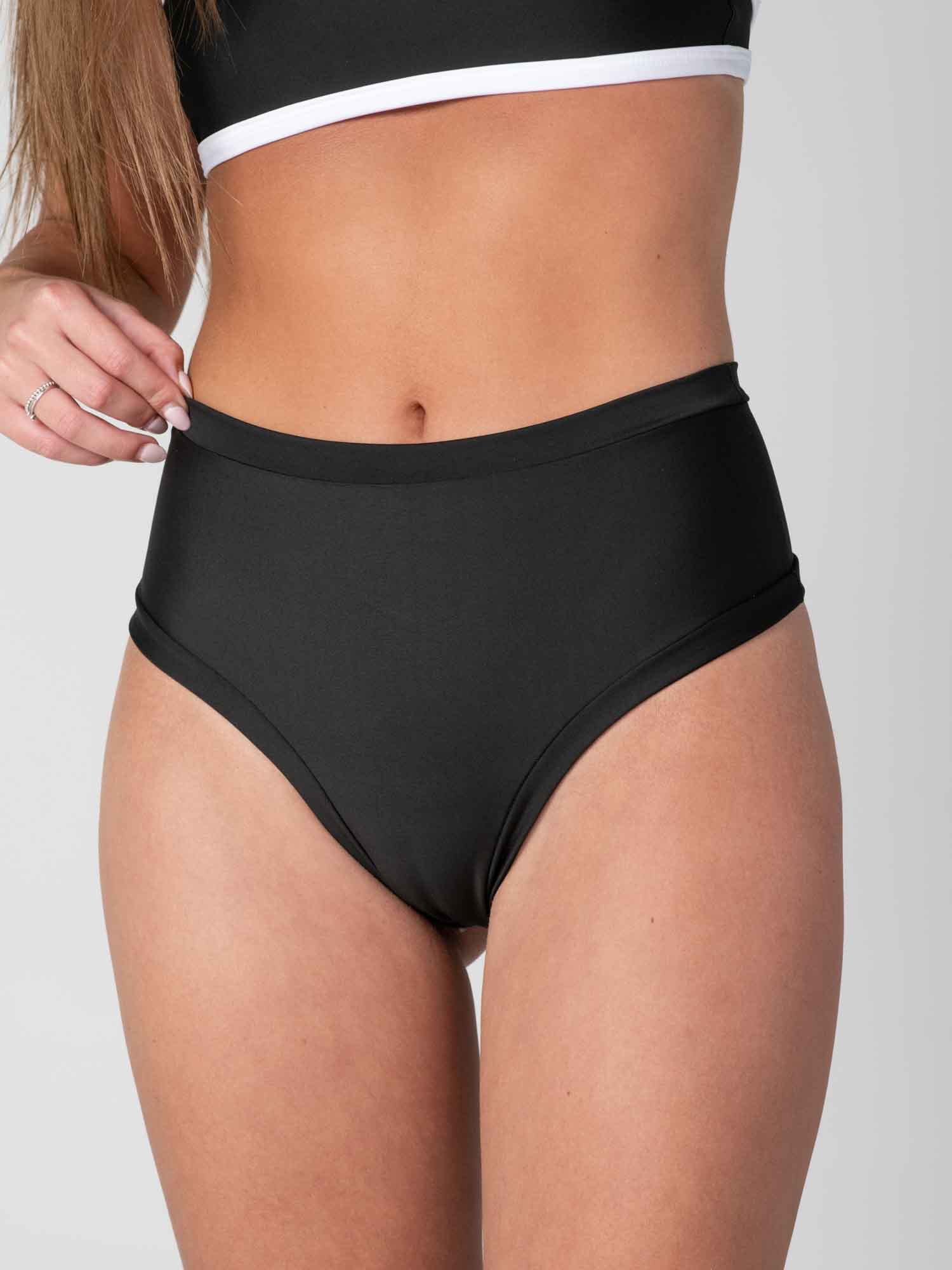 Bottom de Bikini Daikiri Mujer Calzón Tiro Alto Sin Elasticos Negro Protección UV50+ Delante