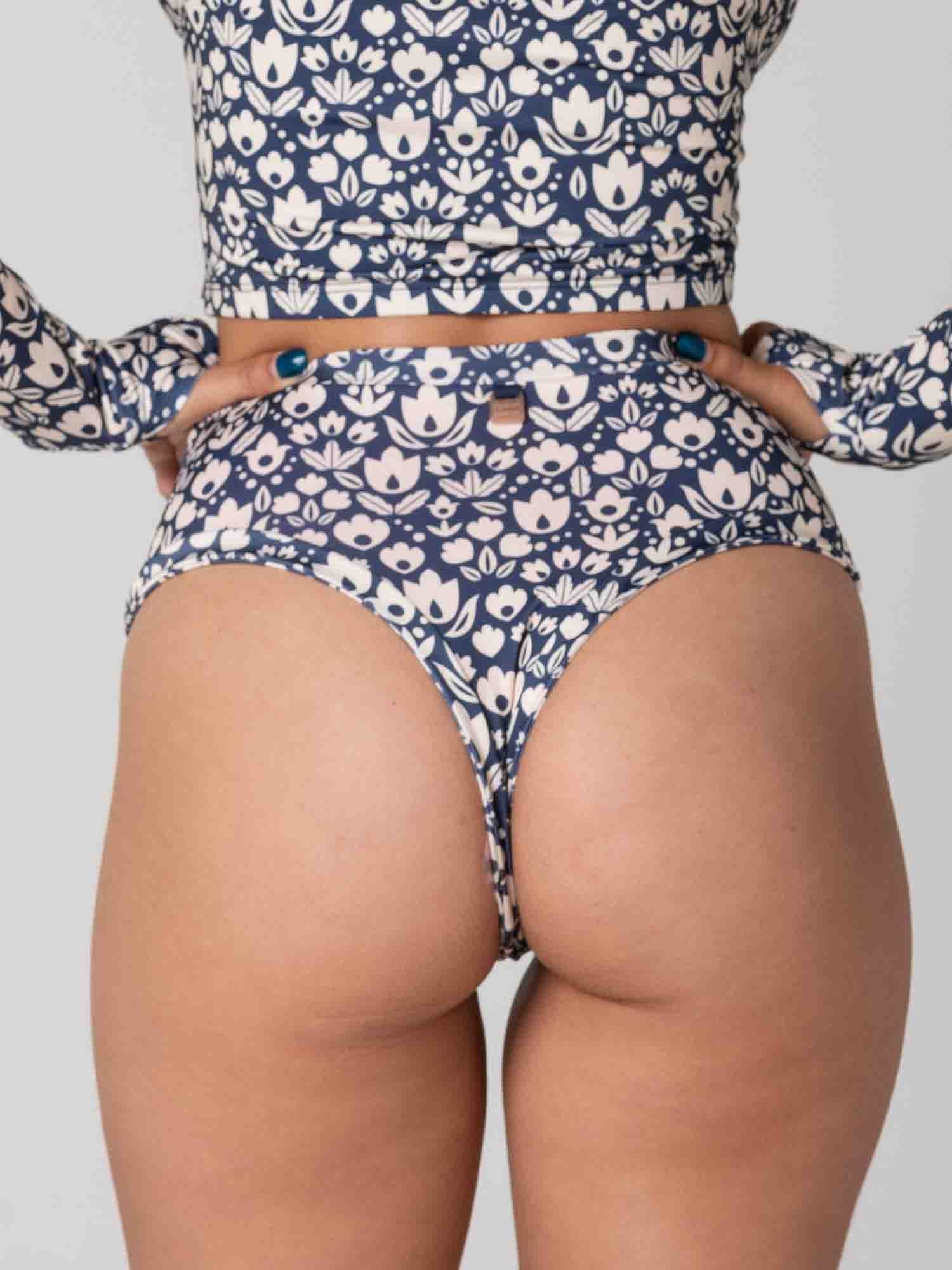 Bottom de Bikini Daikiri Mujer Calzón Tiro Alto Sin Elasticos Floral Marino Crema Protección UV50+ Cuarta