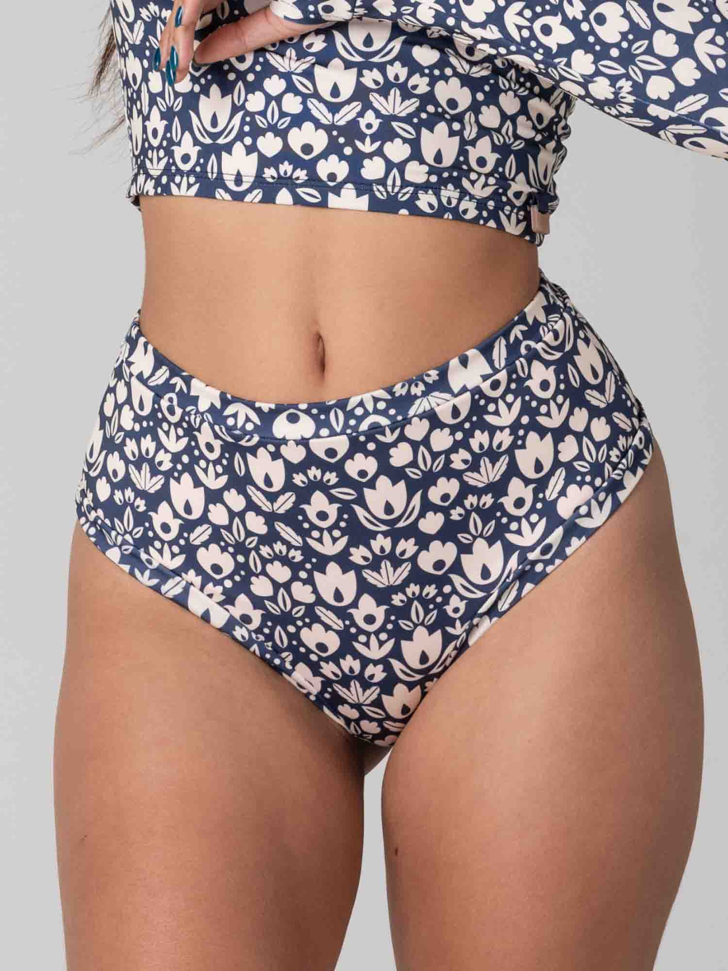 Bottom de Bikini Daikiri Mujer Calzón Tiro Alto Sin Elasticos Floral Marino Crema Protección UV50+ Delante