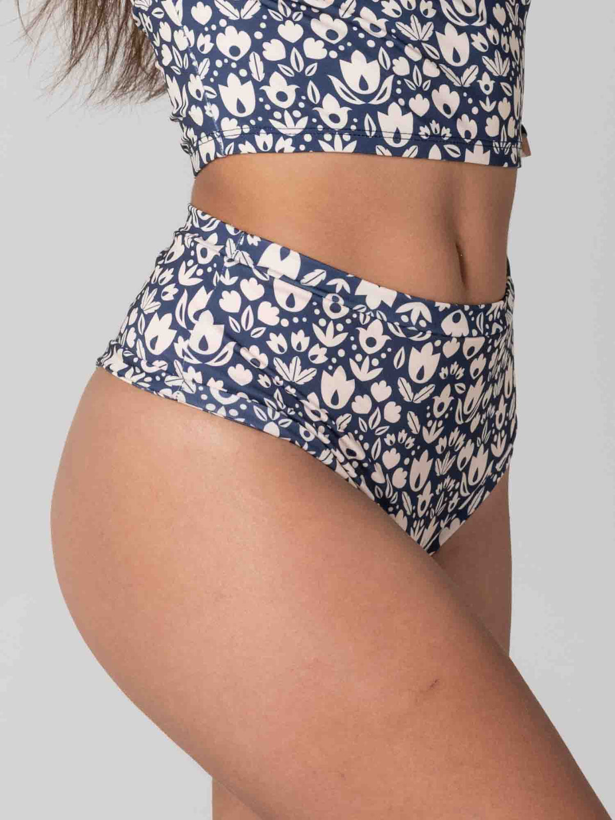 Bottom de Bikini Daikiri Mujer Calzón Tiro Alto Sin Elasticos Floral Marino Crema Protección UV50+ Tercera