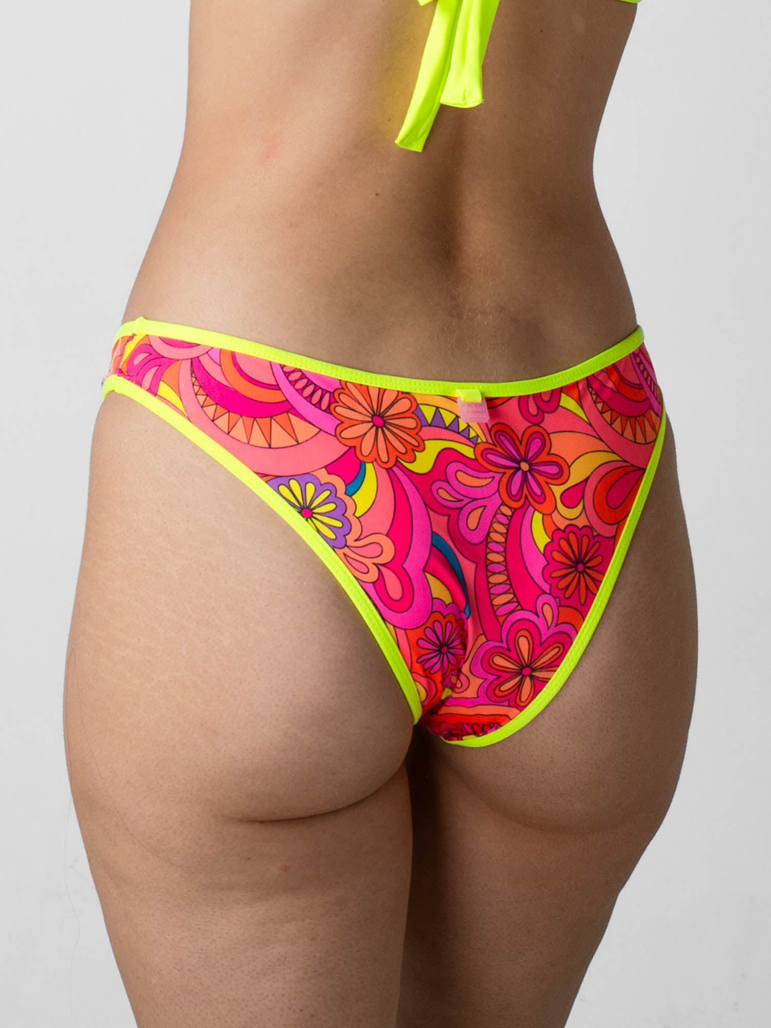 Bottom de Bikini Daikiri Mujer Calzón Bordes Floral Naranjo Flúor Protección UV50+ Detras