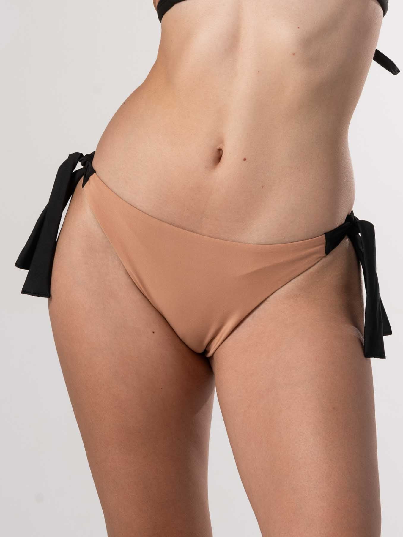Bottom de Bikini Daikiri Mujer Calzón Amarras Cafe con Negro Protección UV50+ Delante