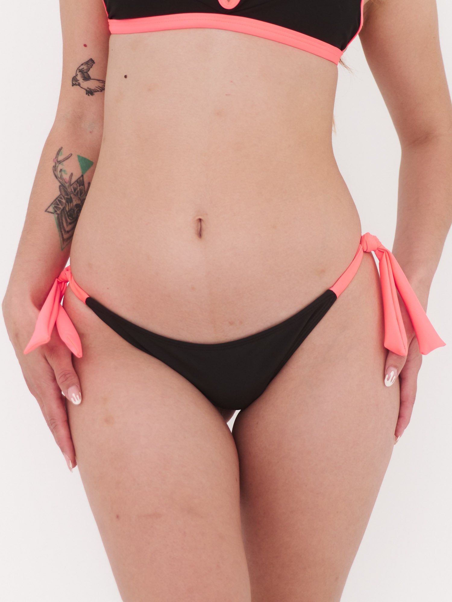 Bottom de Bikini Daikiri Mujer Calzón Amarras Negro Protección UV50+ Delante
