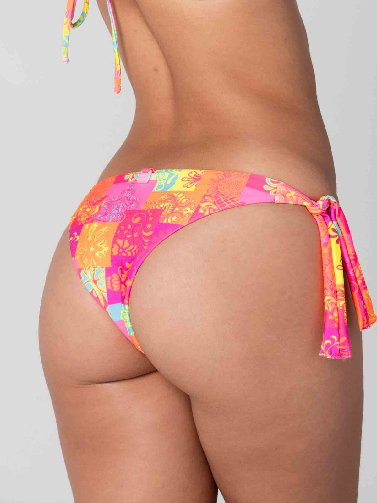 Bottom de Bikini Daikiri Mujer Calzón Amarras Patchwork Naranjo Flúor Protección UV50+ Cuarta