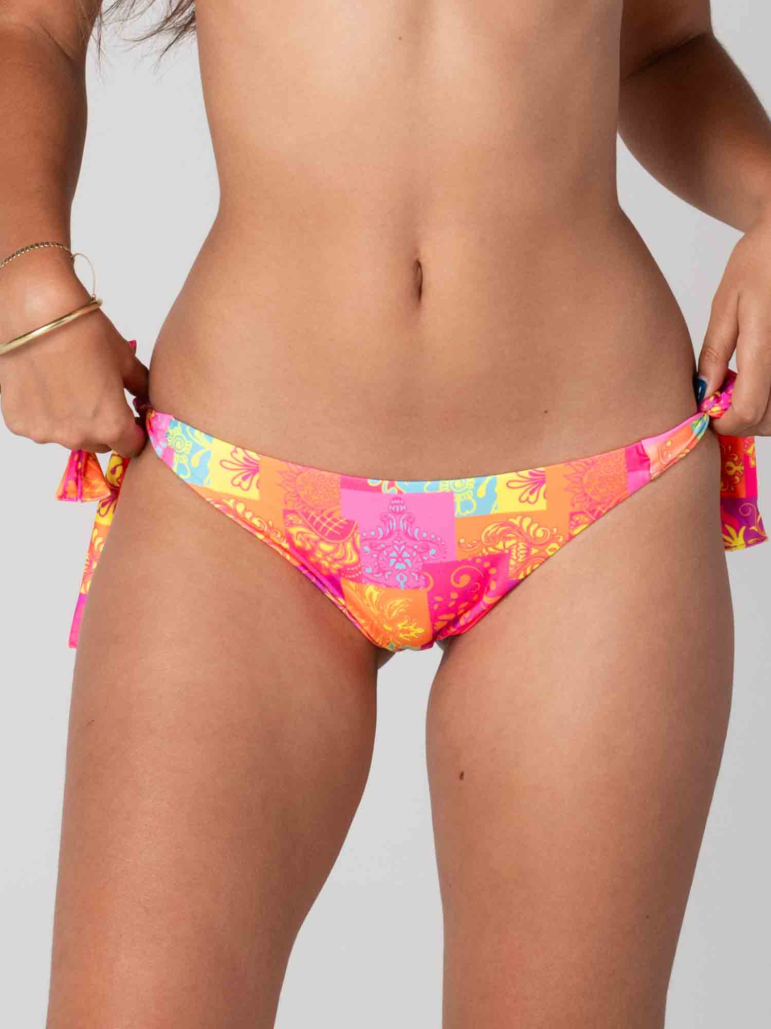 Bottom de Bikini Daikiri Mujer Calzón Amarras Patchwork Naranjo Flúor Protección UV50+ Delante