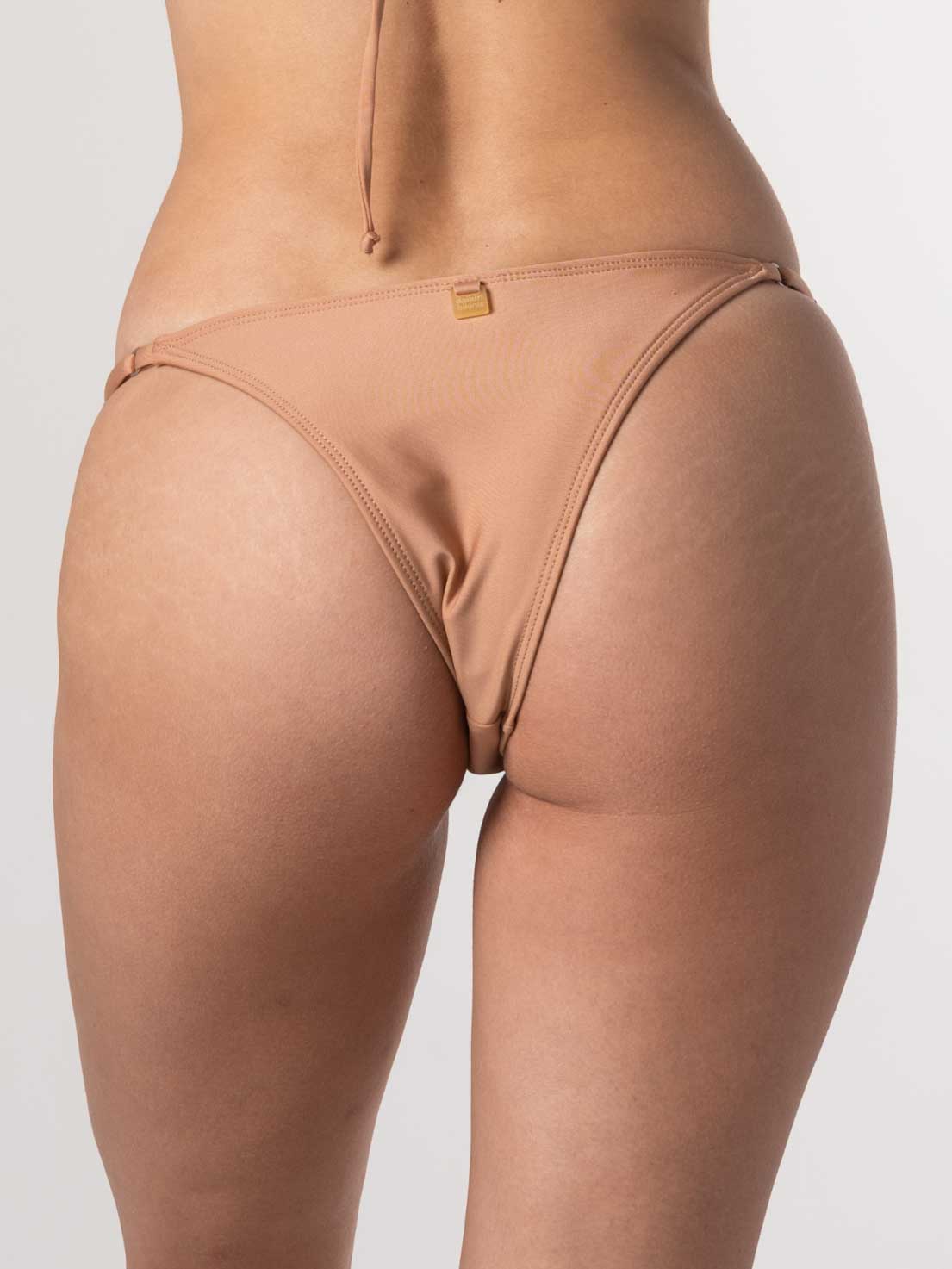 Bottom de Bikini Daikiri Mujer Calzón Regulable Cadera Café Protección UV50+ Detras