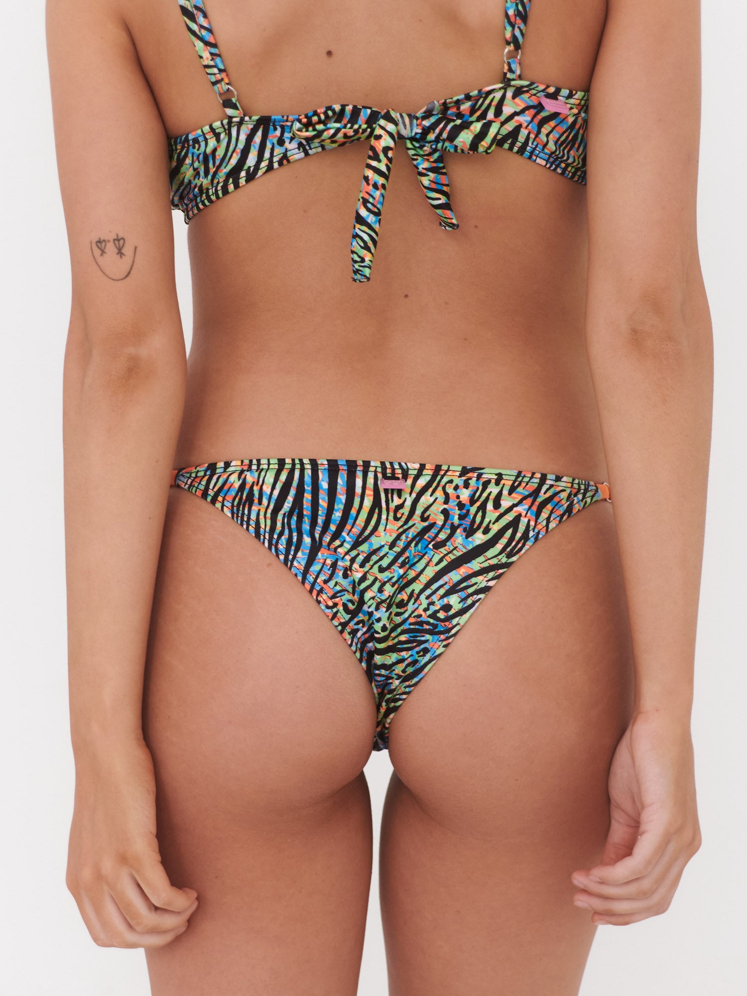 Bottom de Bikini Daikiri Mujer Calzón Regulable Cadera Animal Print Zebra Verde Flúor Protección UV50+ Detras